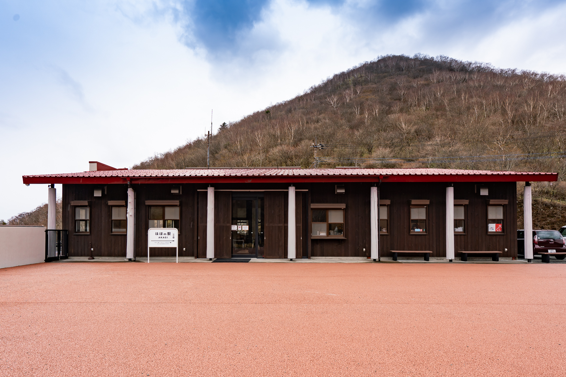 正面から見たところ。手前の広場は「駅前ひろば」として活用する
