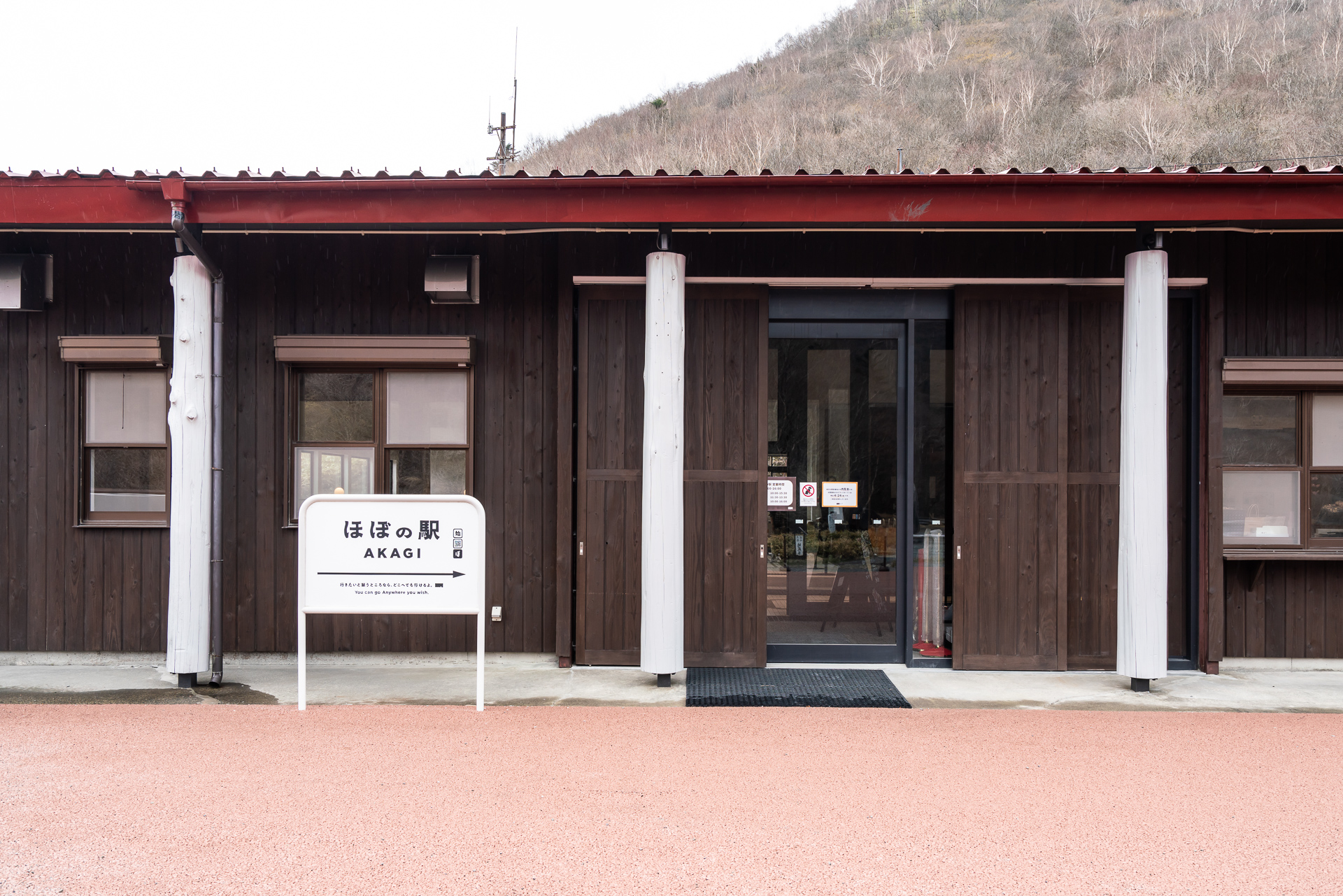 正面のエントランス。古い駅舎っぽい雰囲気がある