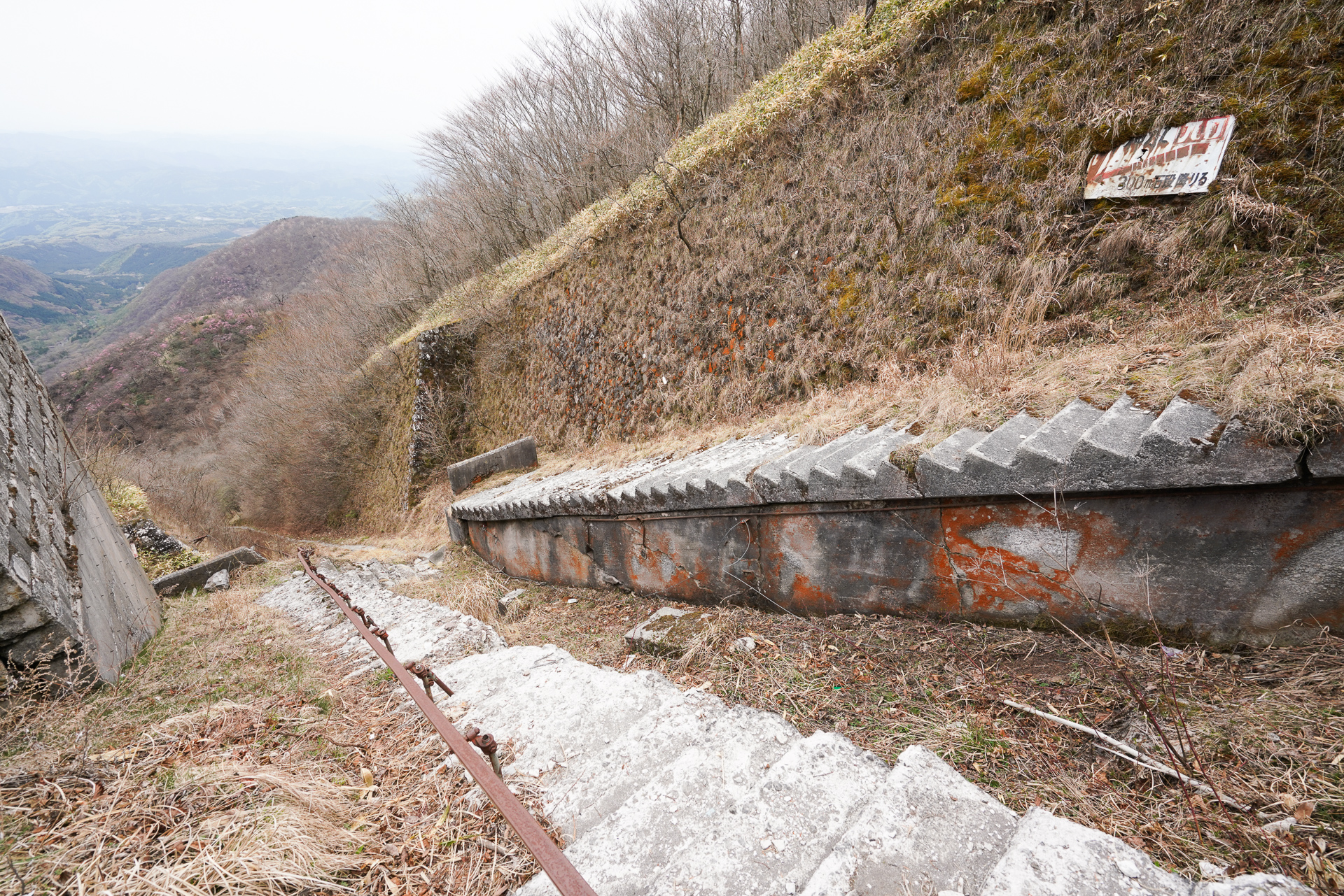 見下ろすとケーブルカーの路線跡をたどることができる