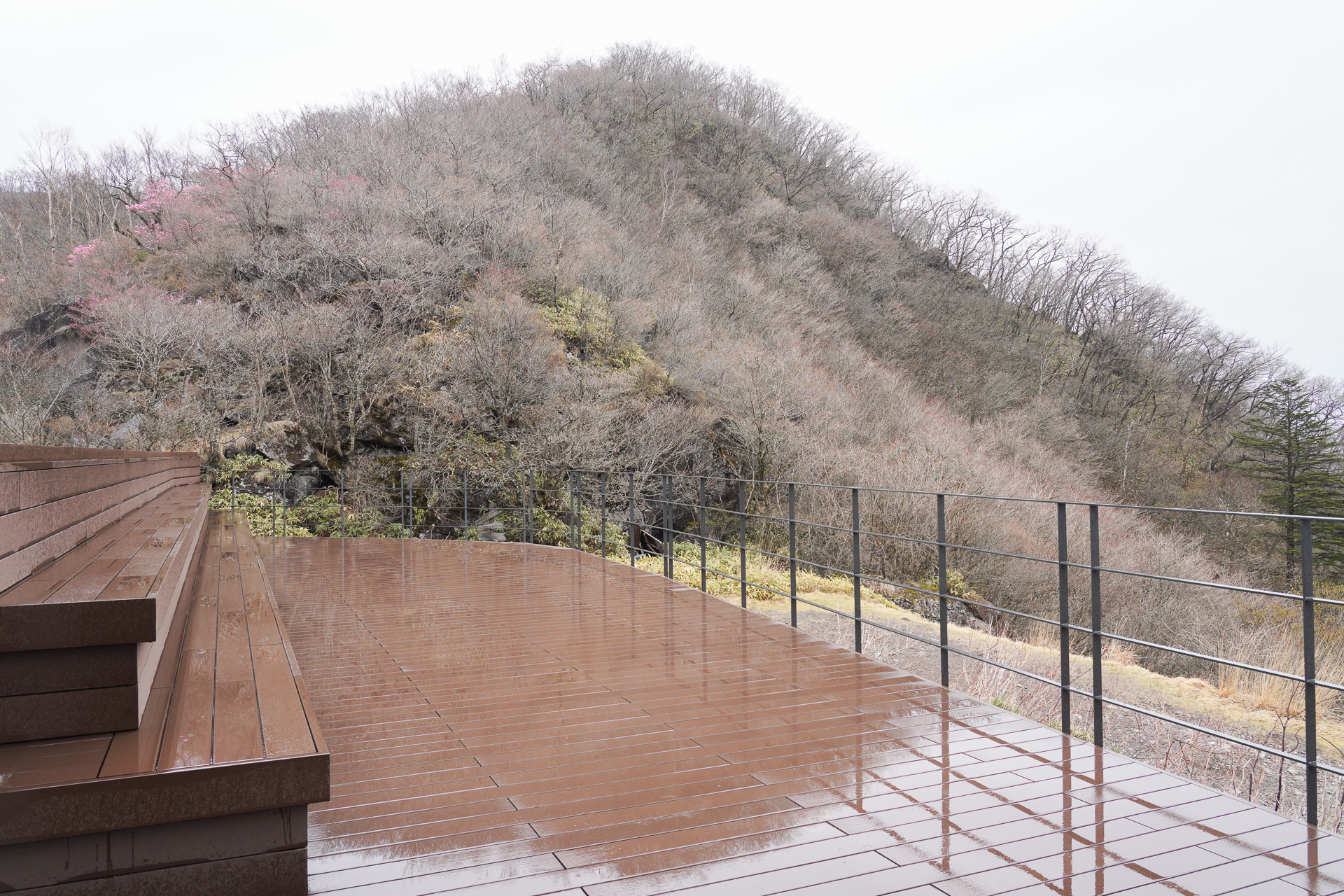 上の施設にもベンチ付きの展望台がある