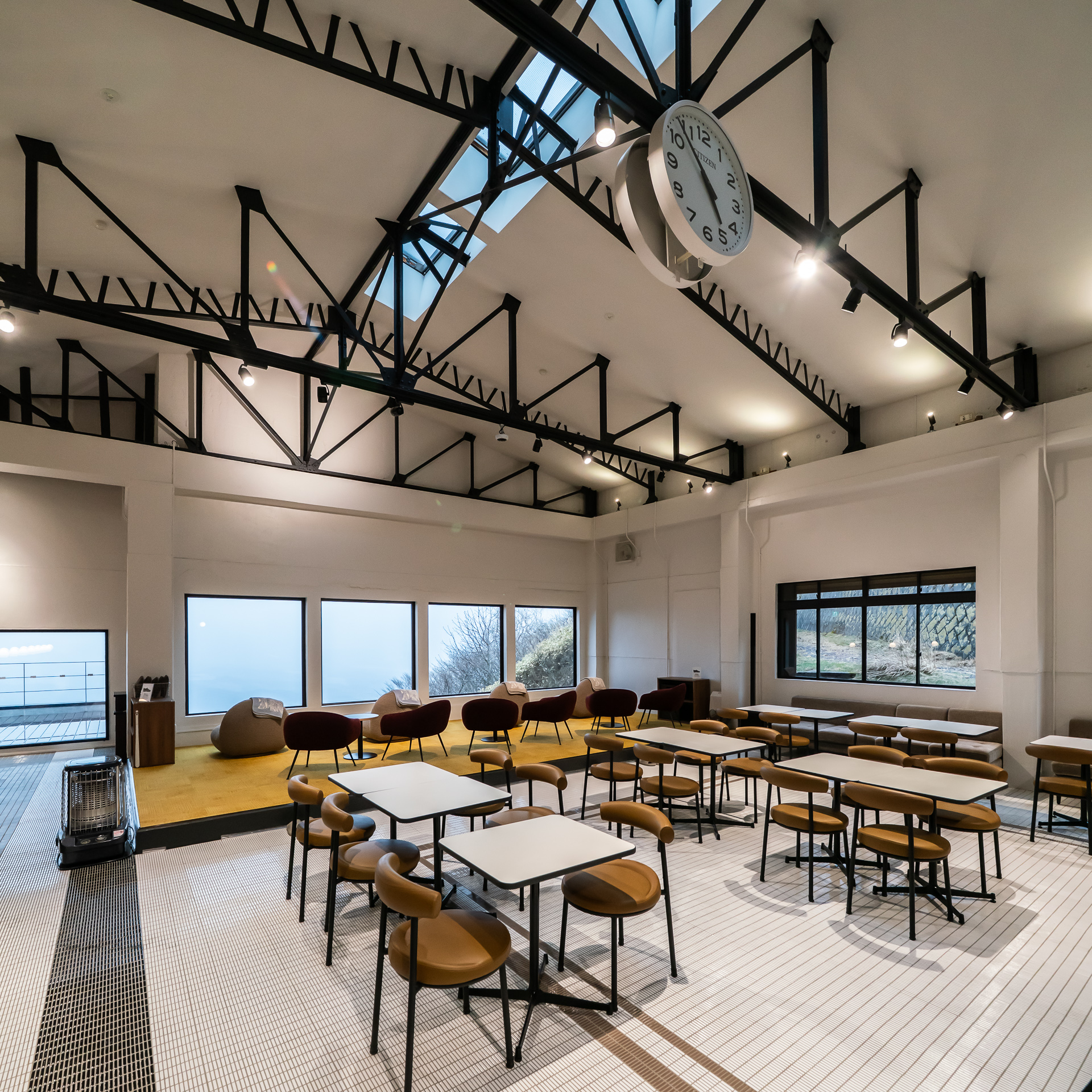 「ほぼの駅 AKAGI」施設内のホール