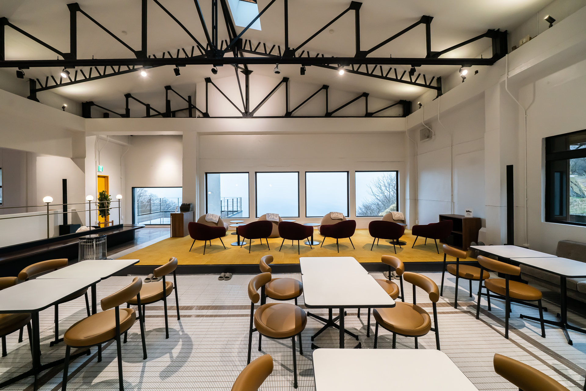 ホールには眺望のよいステージ部分がある