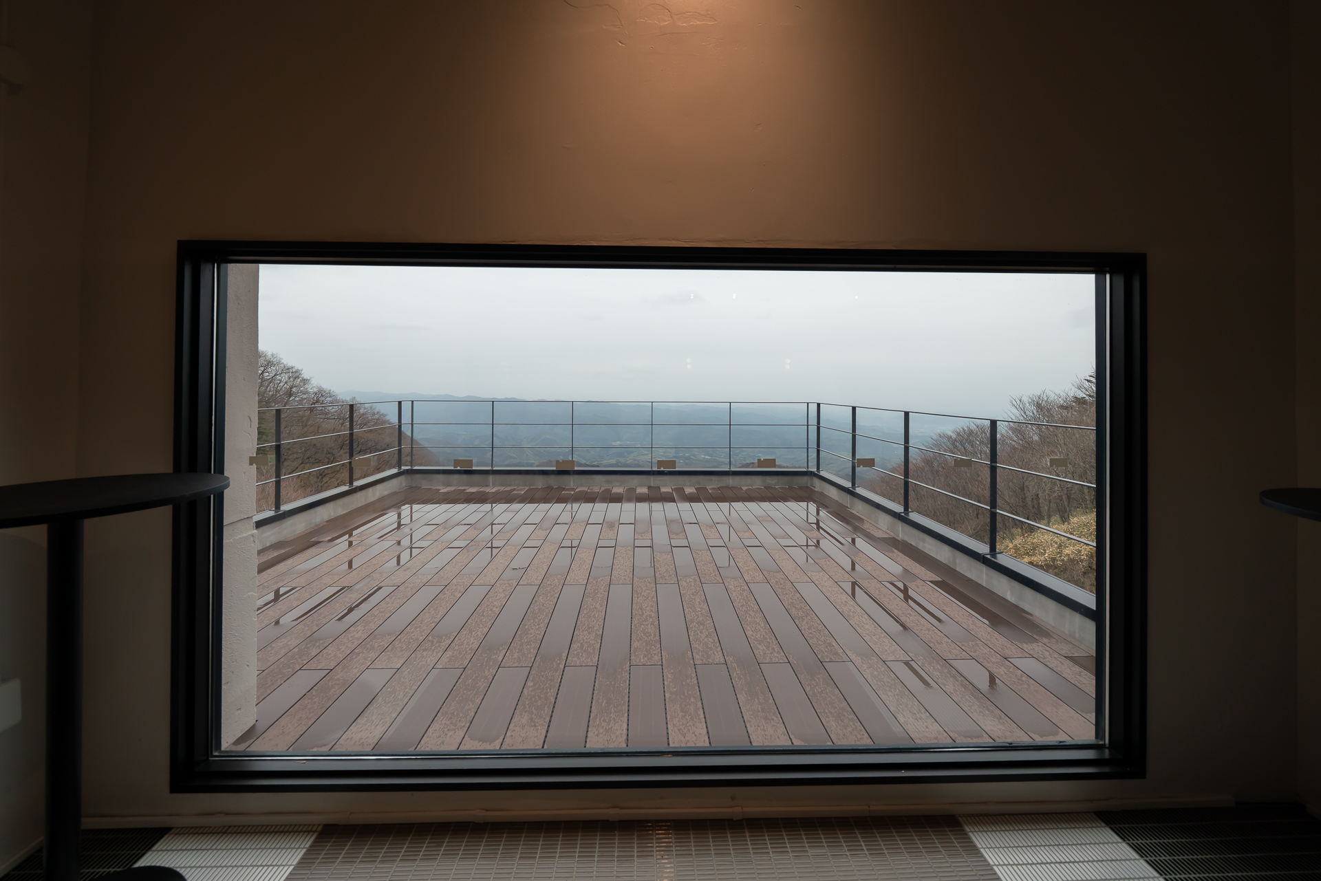 屋外にある眺望テラスごしに眺めることができる窓