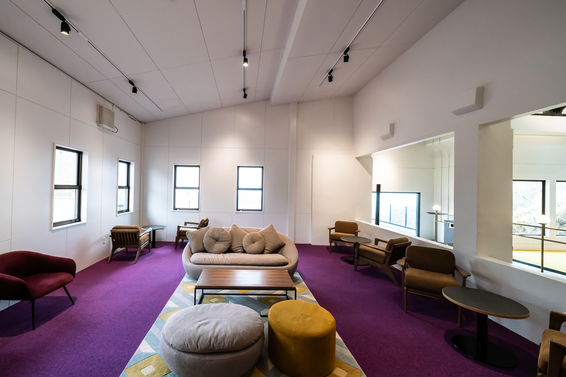 靴を脱いであがる小上がりのラウンジ