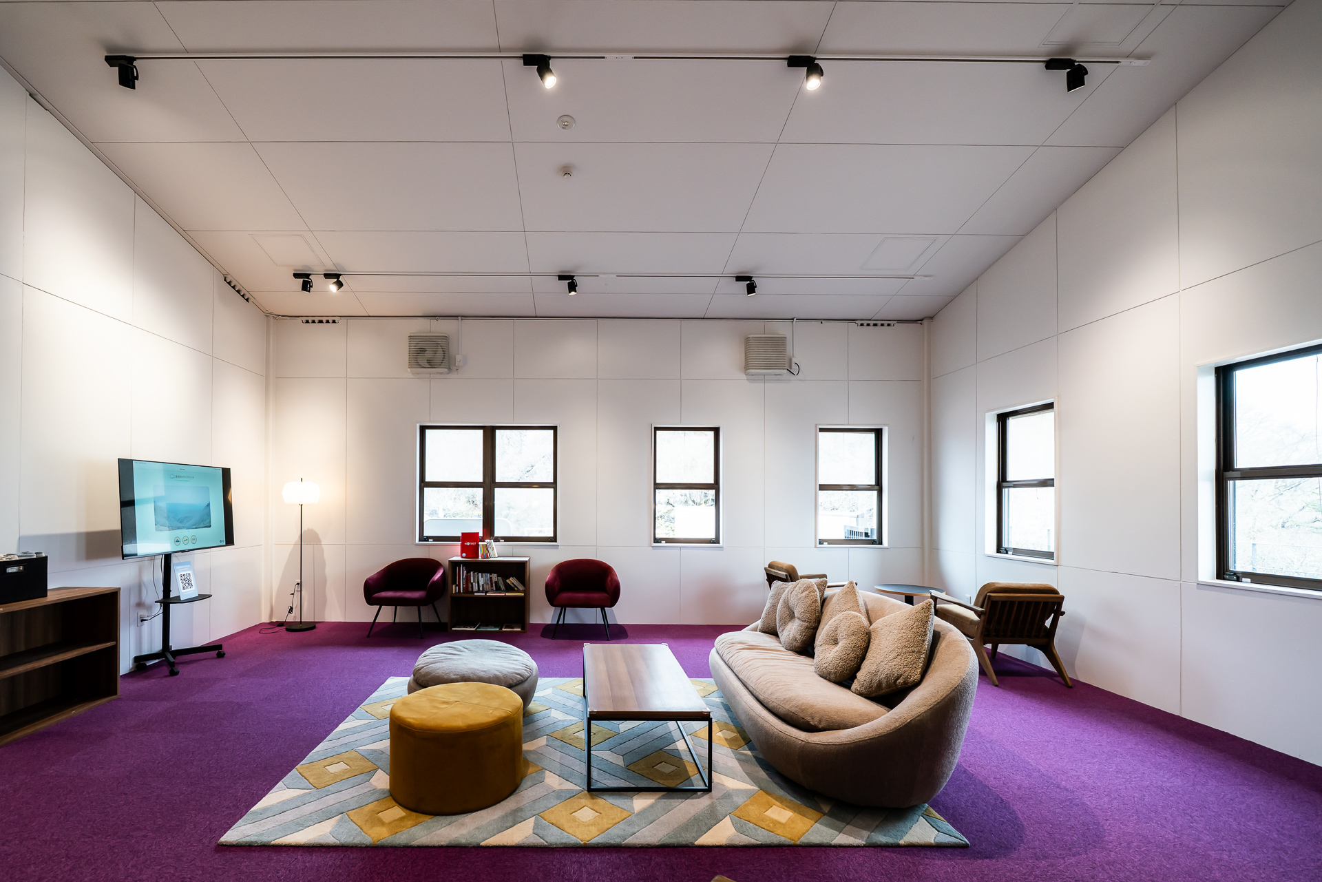 ソファがあり、ゆったりくつろぐことができる