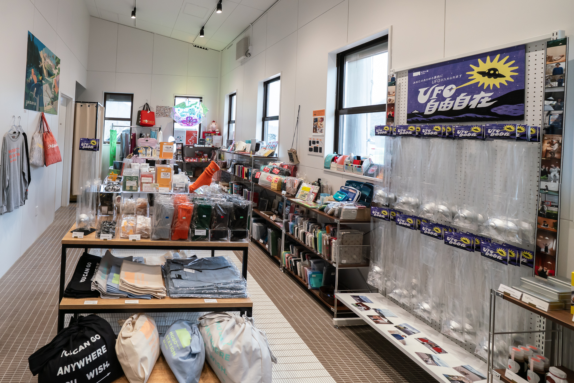 「ほぼ日」関連グッズがたくさん並んでいる