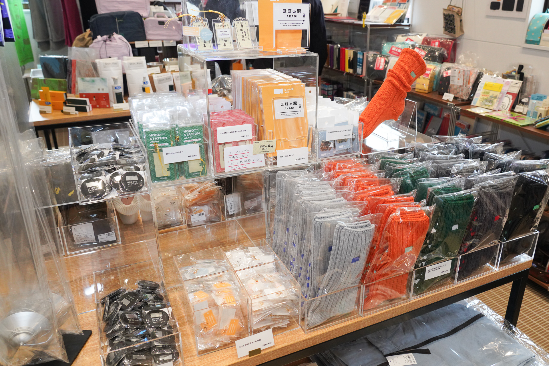 ほぼの駅 AKAGIのオリジナルグッズ類。靴下やアクリルスタンドなど