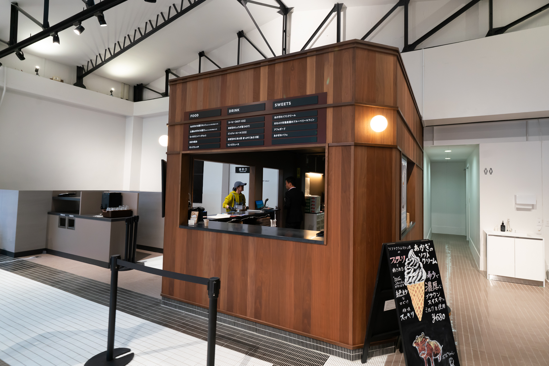 ホールの後方に軽食を提供するブースがある