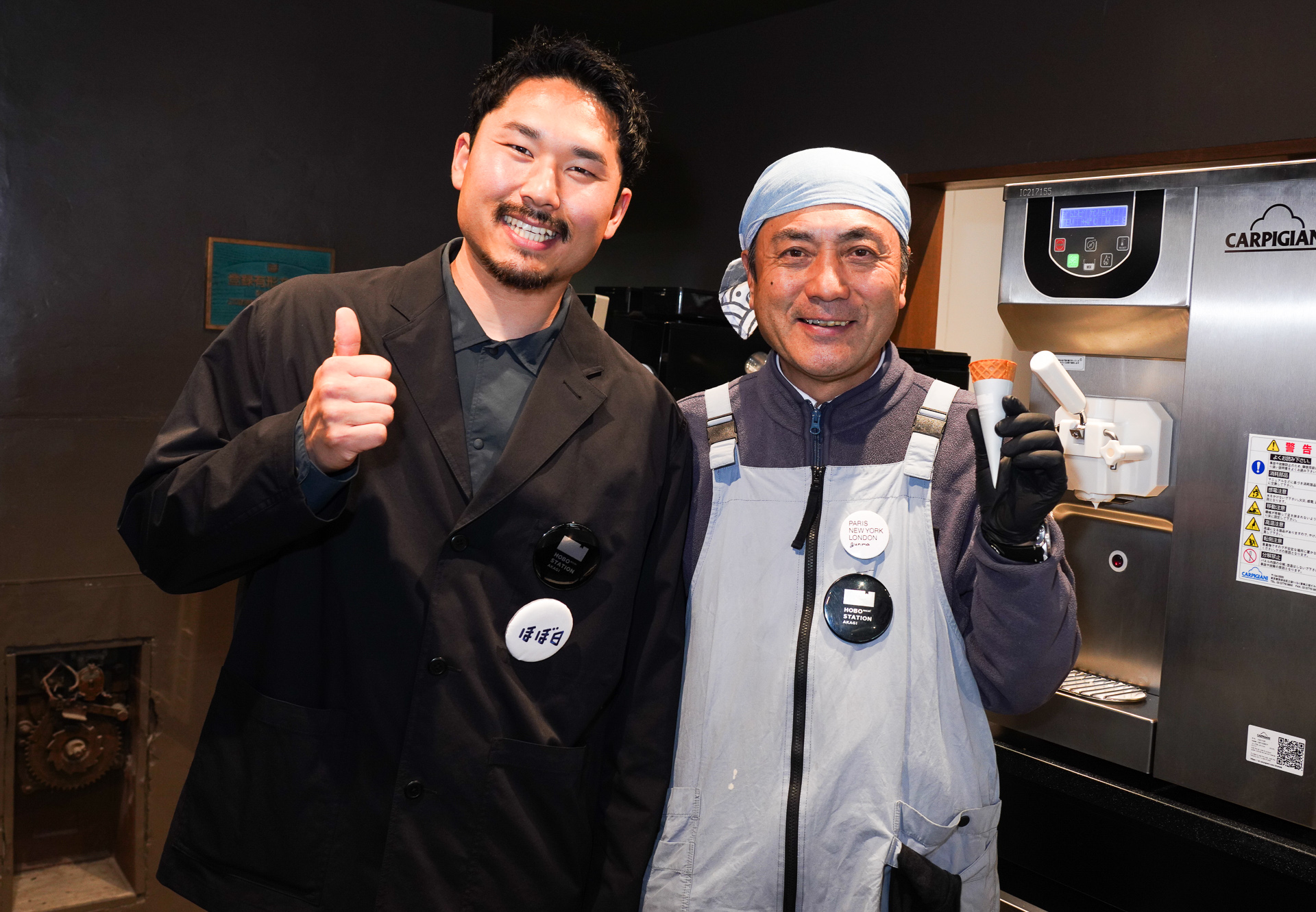 ほぼの駅 AKAGI 店長 三ツ井朋大氏（左）と以前の赤城山頂駅記念館サントリービアハイランドホール時から働いていたほぼの駅 AKAGIスタッフの塩原勲氏（右）