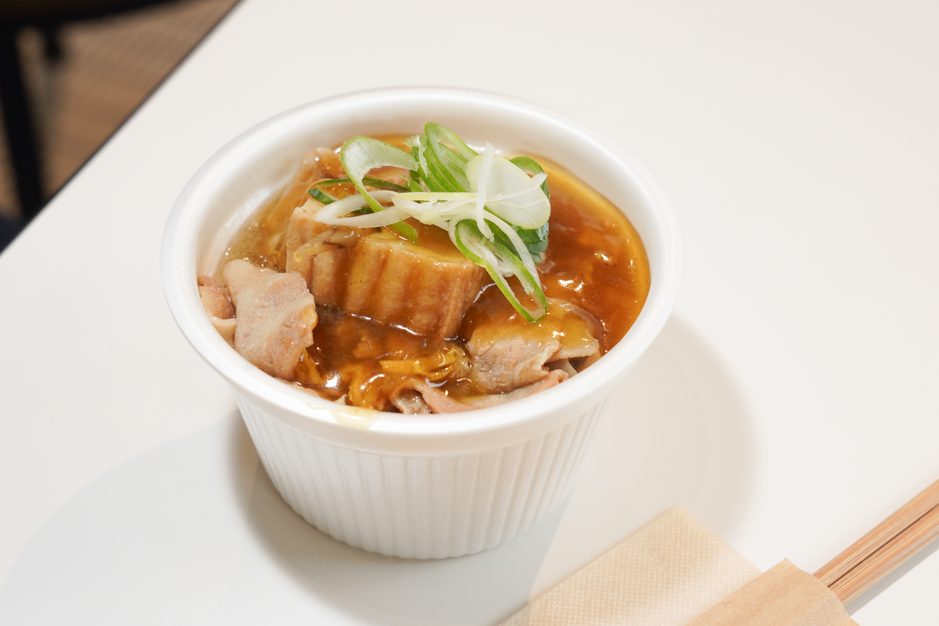 内覧会で試食した「あかぎのうま豚汁（インド）」。カレーと豚汁が合う。具はおでんのようなゴロゴロ感