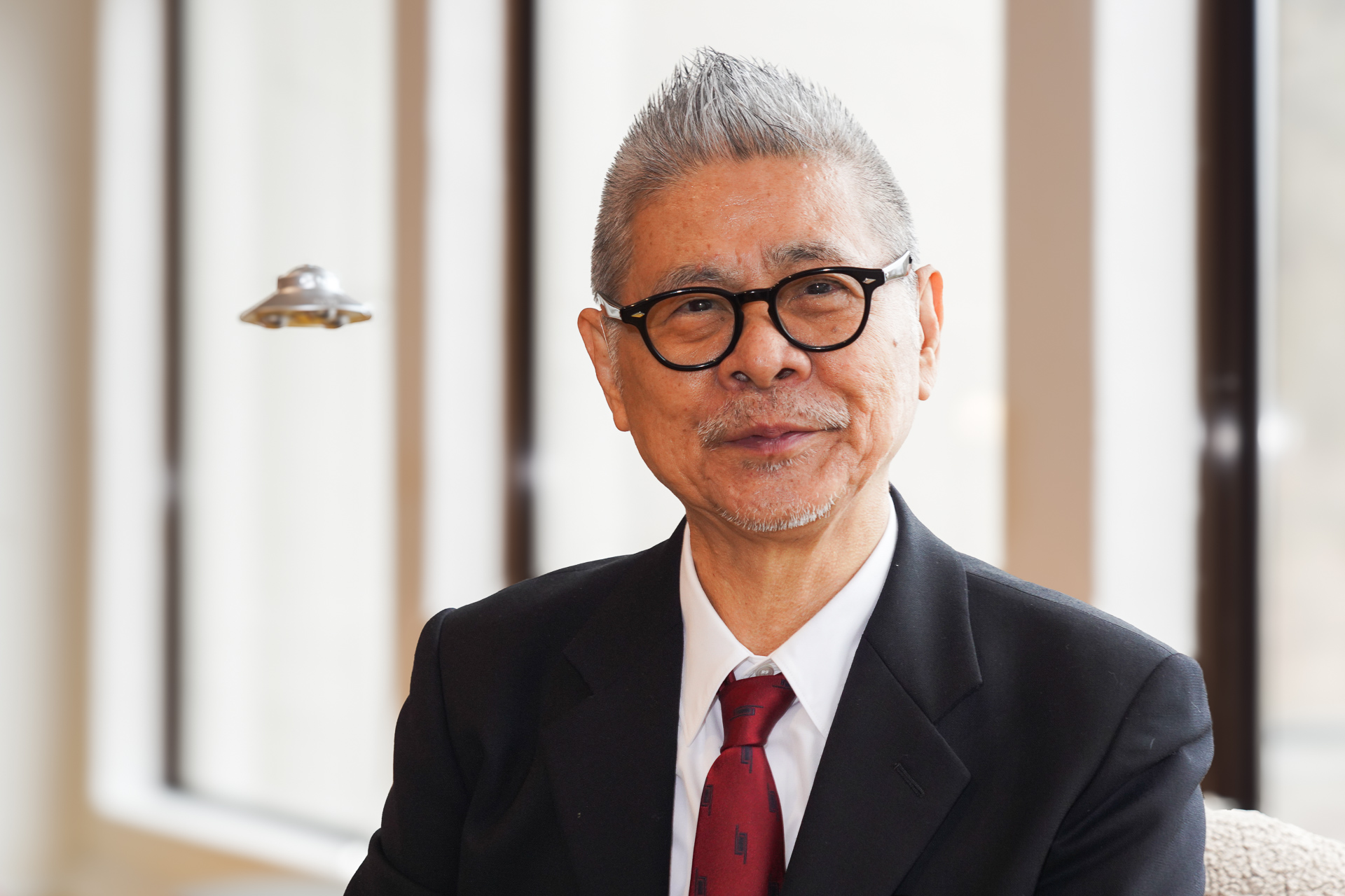 アレ!?　後ろにUFOが……