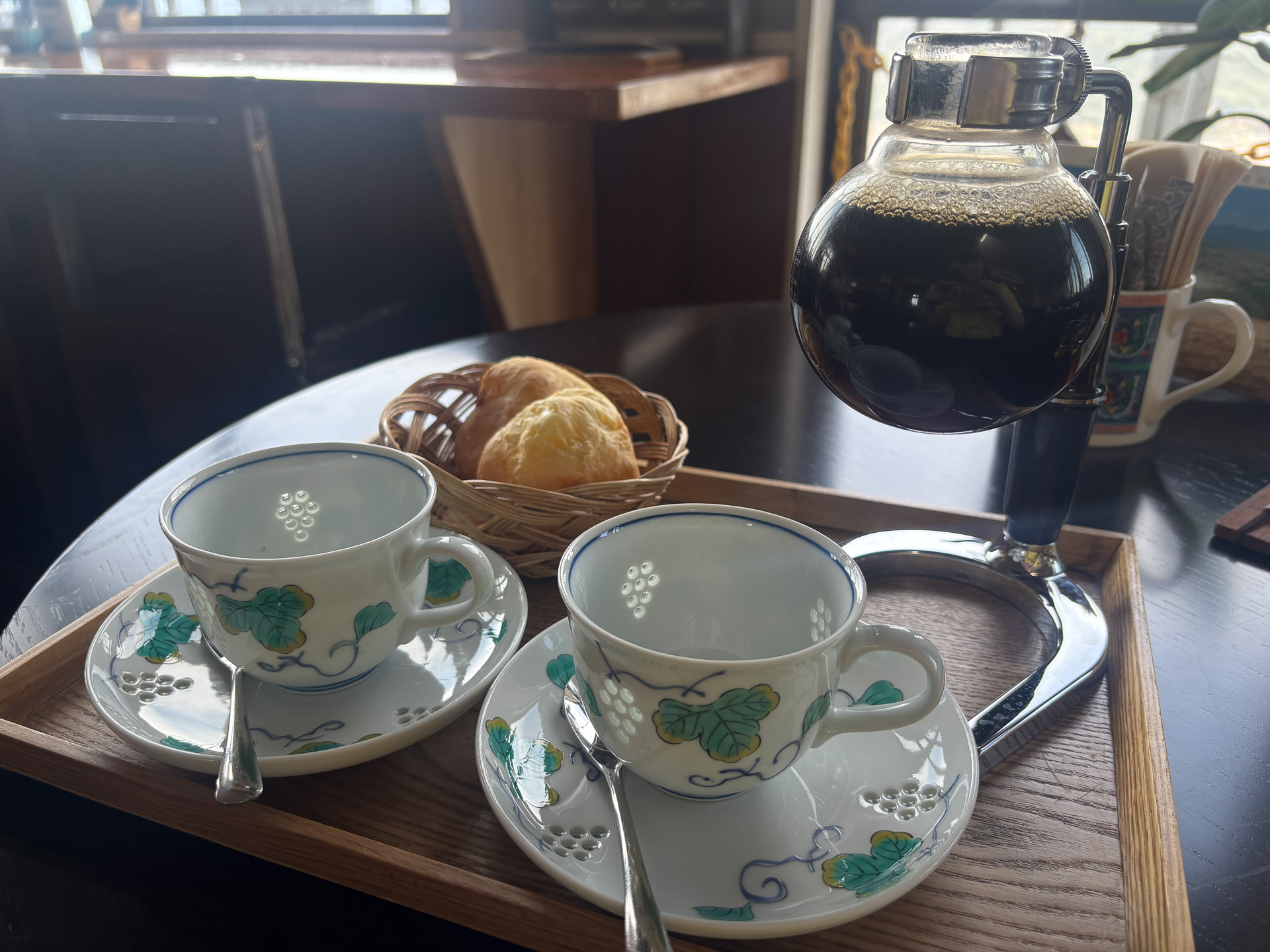 ブレンドコーヒーと名物チーズパン