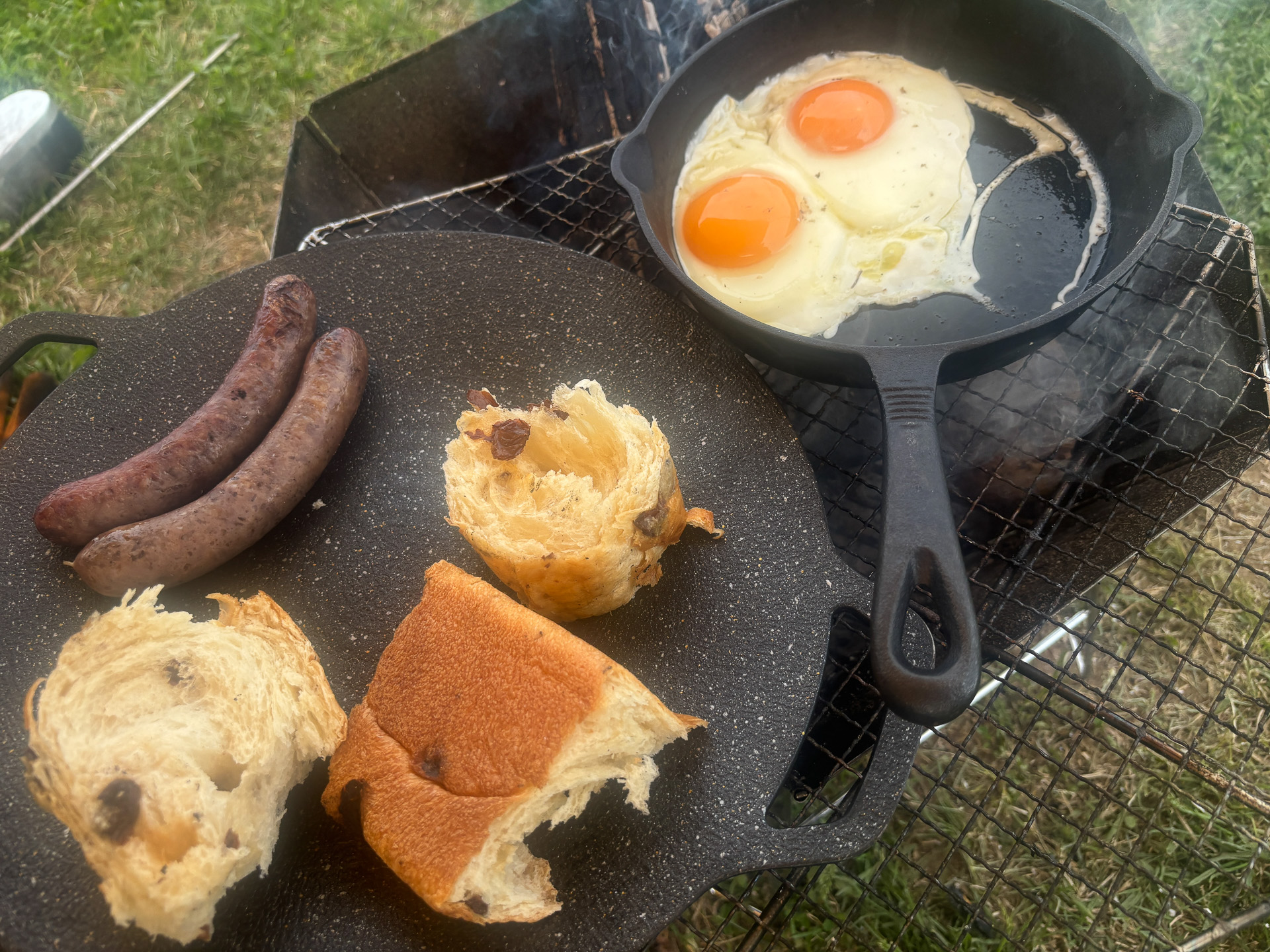鹿肉ソーセージと目玉焼きで朝ご飯