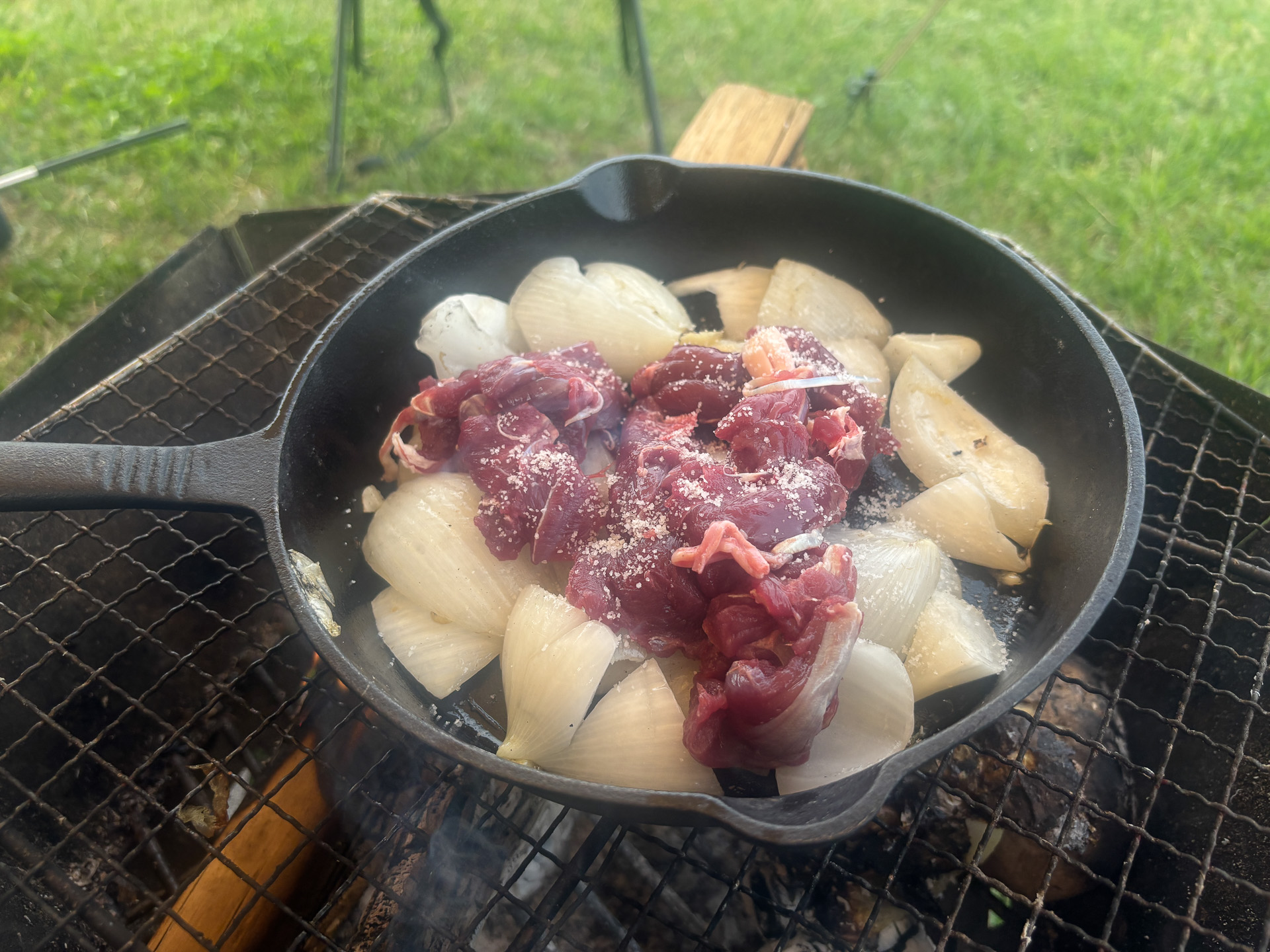 鹿スネ肉は新玉ねぎと