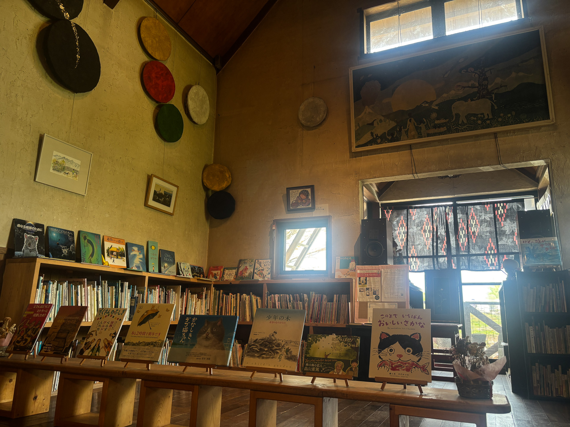 屋根裏部屋までさまざまな絵本が楽しめます