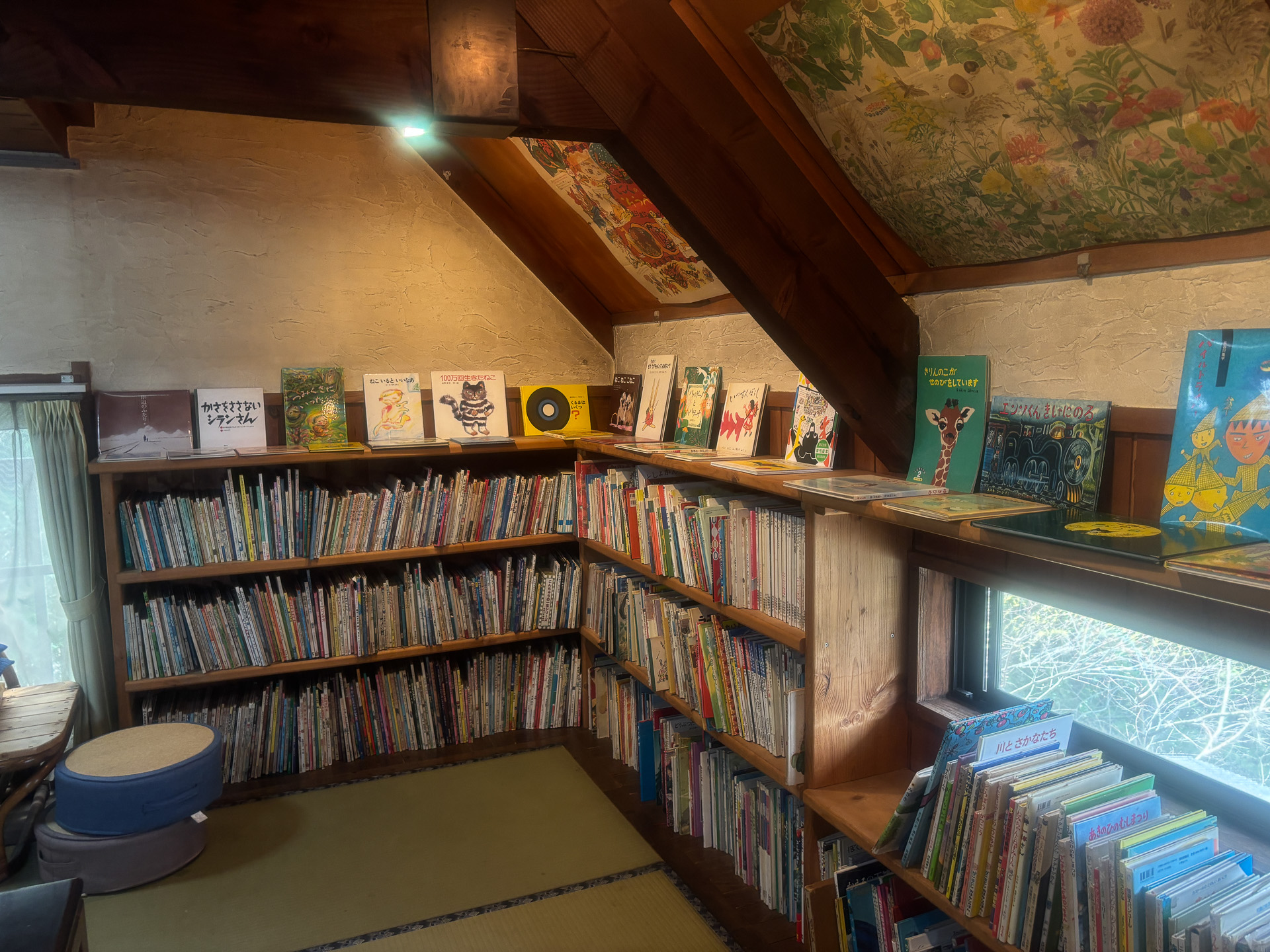 屋根裏部屋までさまざまな絵本が楽しめます
