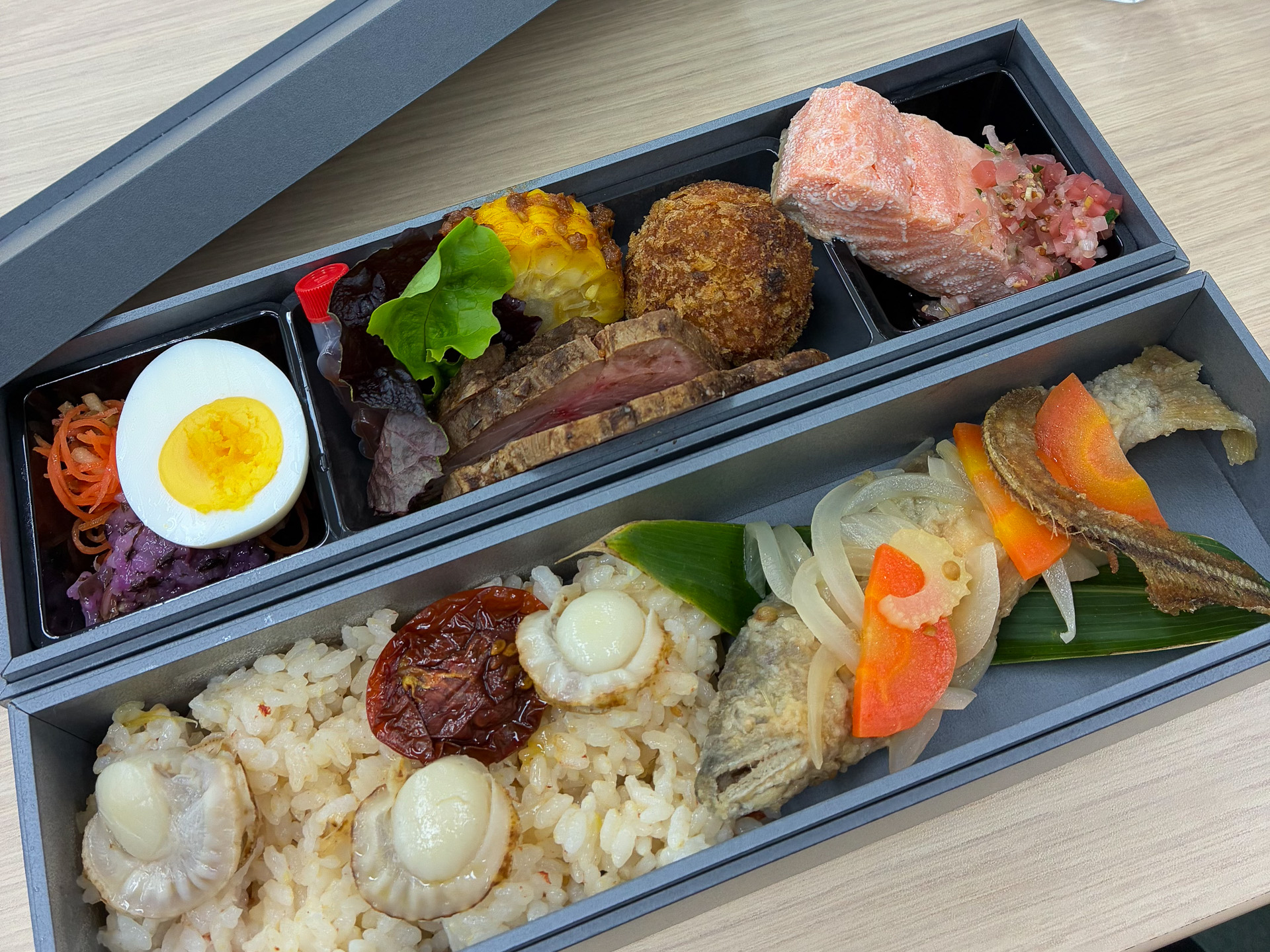 スペシャルランチBOXをメニューの説明とともに提供