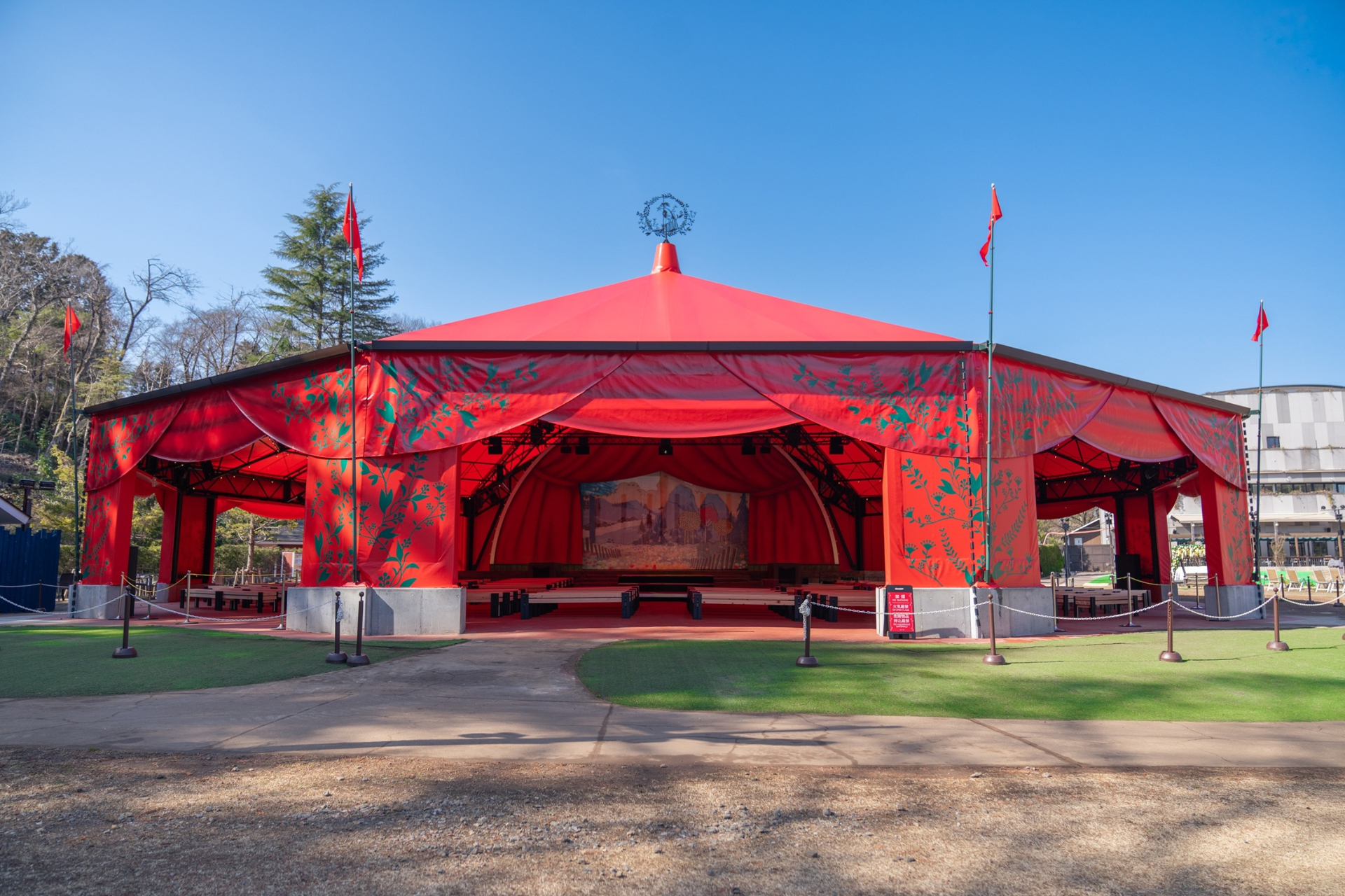 ショーを行なう「エンマの劇場」は3月に全天候型シアターへとリニューアルした