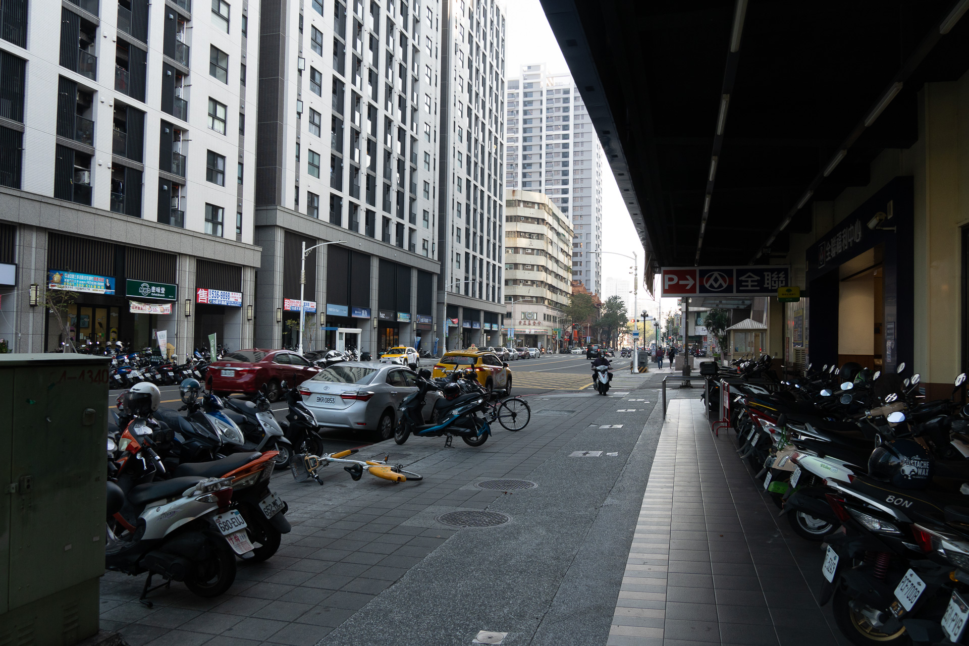 駅に向かう「三多四路」という通り。街並みは日本と似ているようで全然違う
