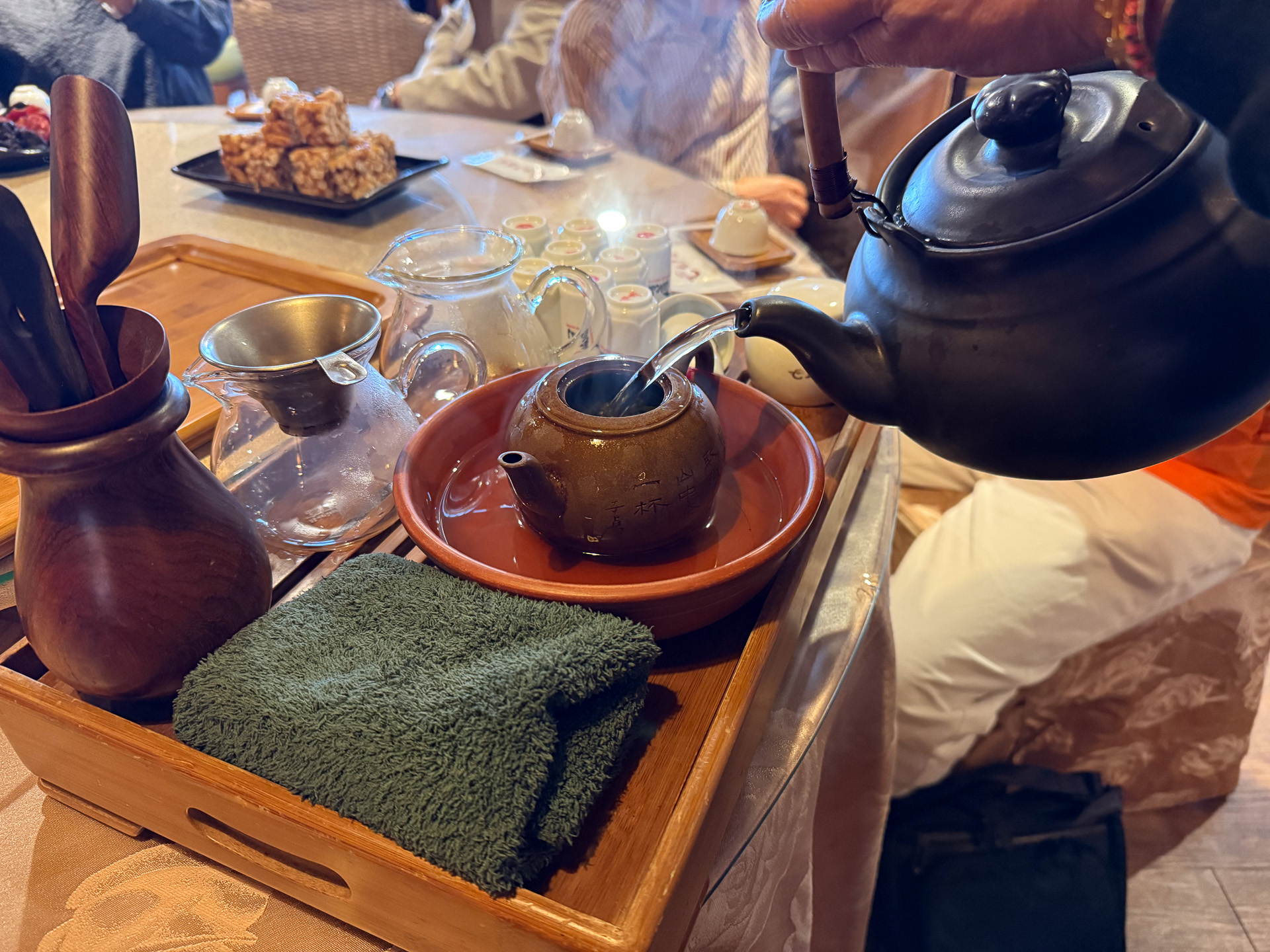 ガイドさんに連れられて入った九戸茶語。ここで台湾式のお茶と茶菓子をいただいた（ツアー料金に含む）。2つある湯飲みのうち、右は香りを楽しむためのもの