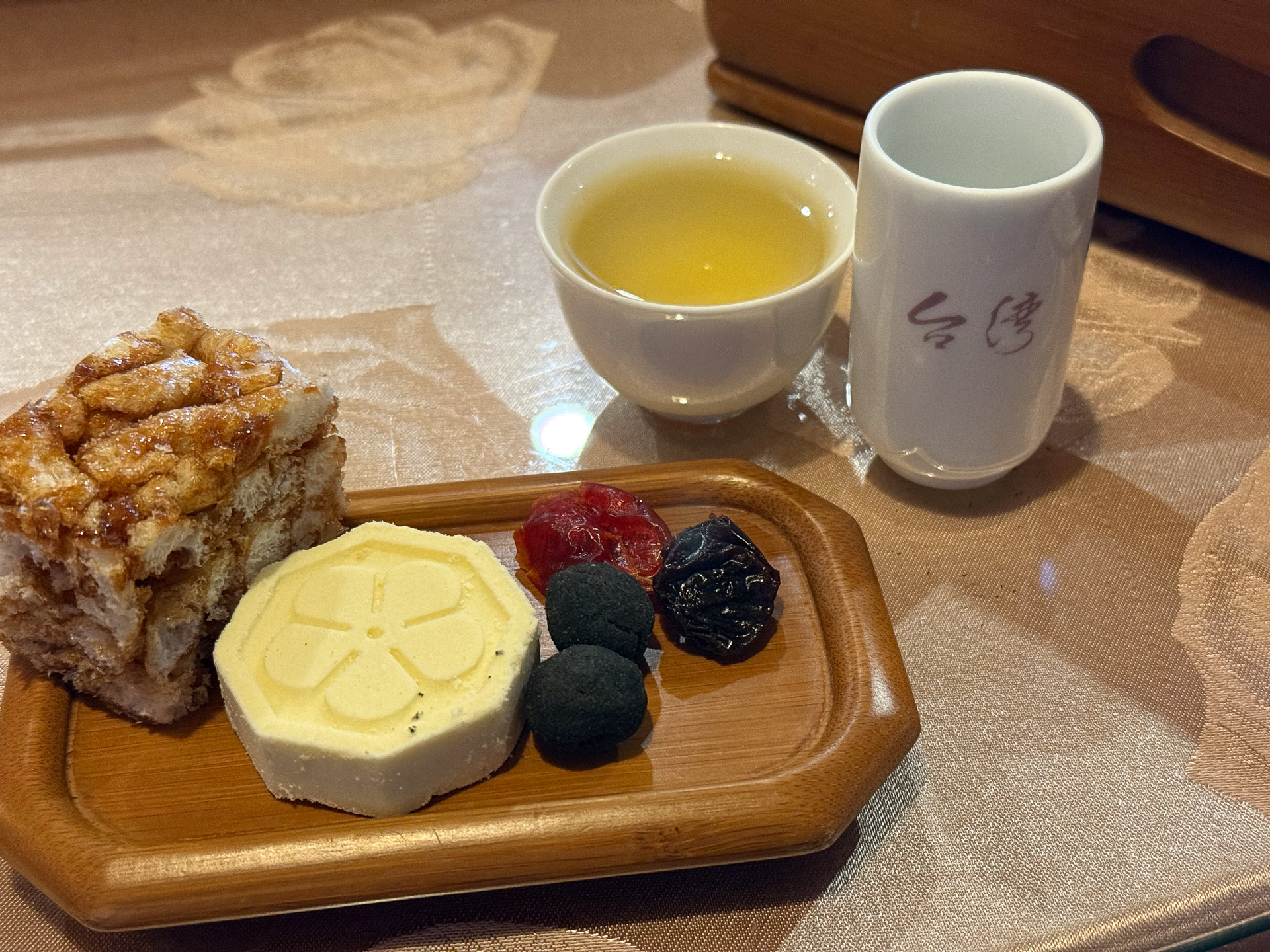 ガイドさんに連れられて入った九戸茶語。ここで台湾式のお茶と茶菓子をいただいた（ツアー料金に含む）。2つある湯飲みのうち、右は香りを楽しむためのもの