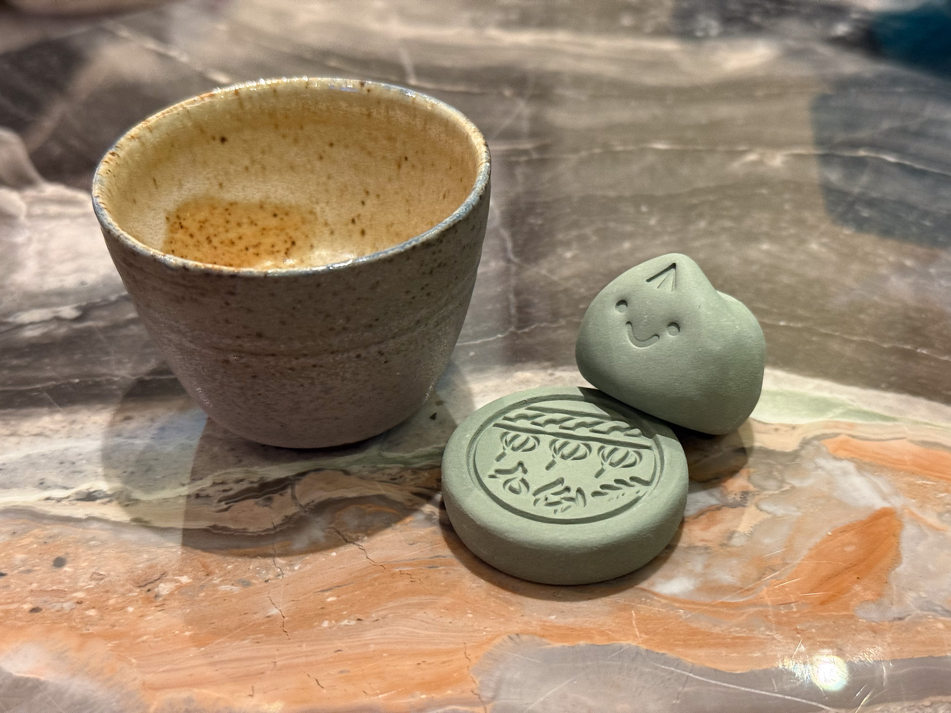 九份茶坊で購入した湯飲み（400NTD）と、九彬煉瓦工場で買ったオイルディフューザー（小籠包300NTD、板200NTD）
