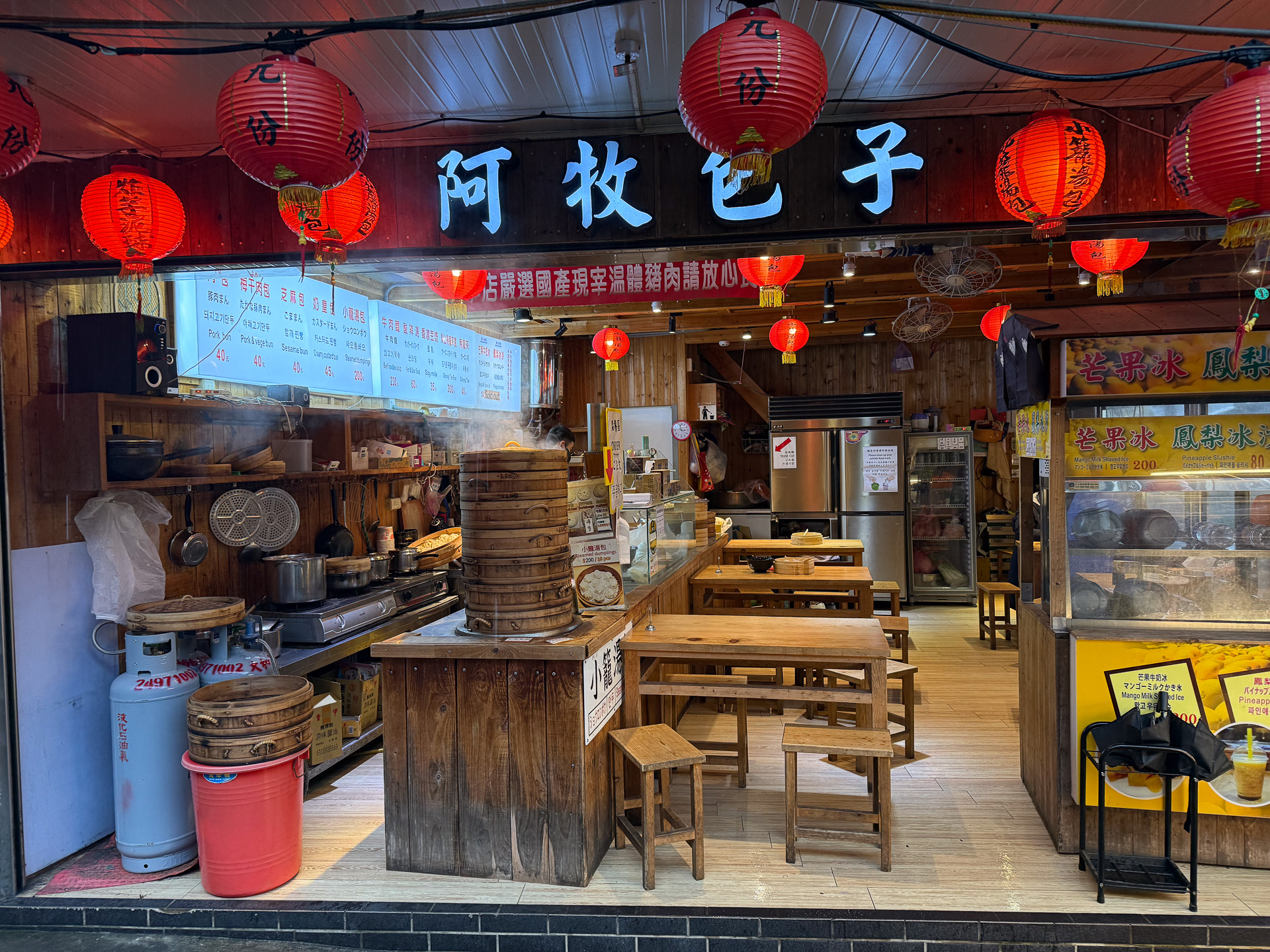 こちらは特にお勧めされていないが、なんとなく気になって入った小さな点心のお店・九彬阿牧包子