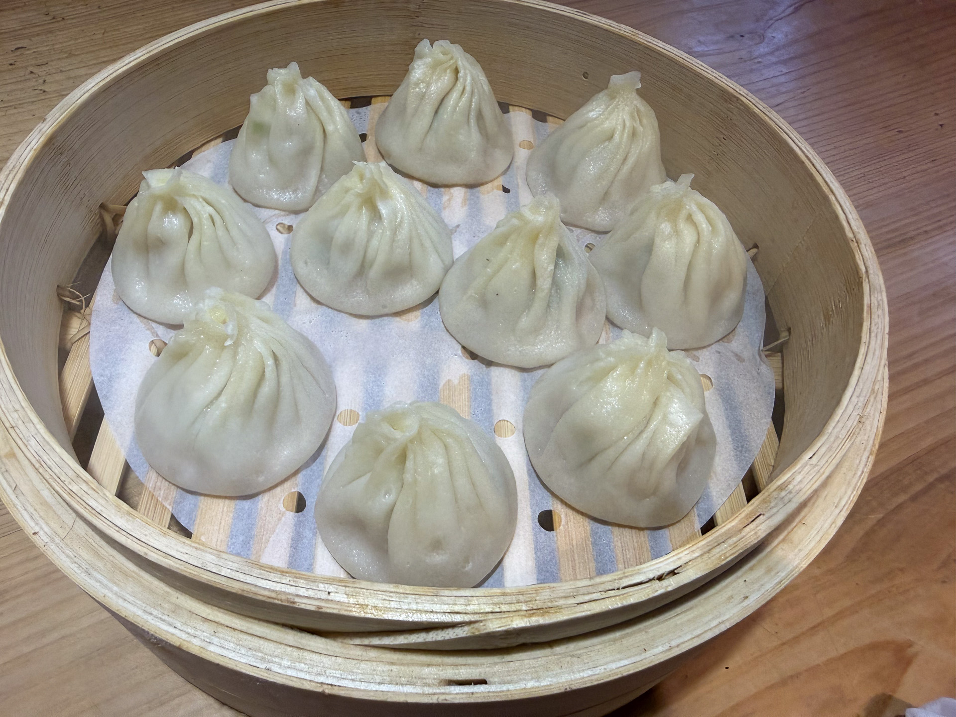 40NTDのごままんと、200NTDの小籠包をいただいた（ごままんはすぐ食べてしまって撮り忘れた）