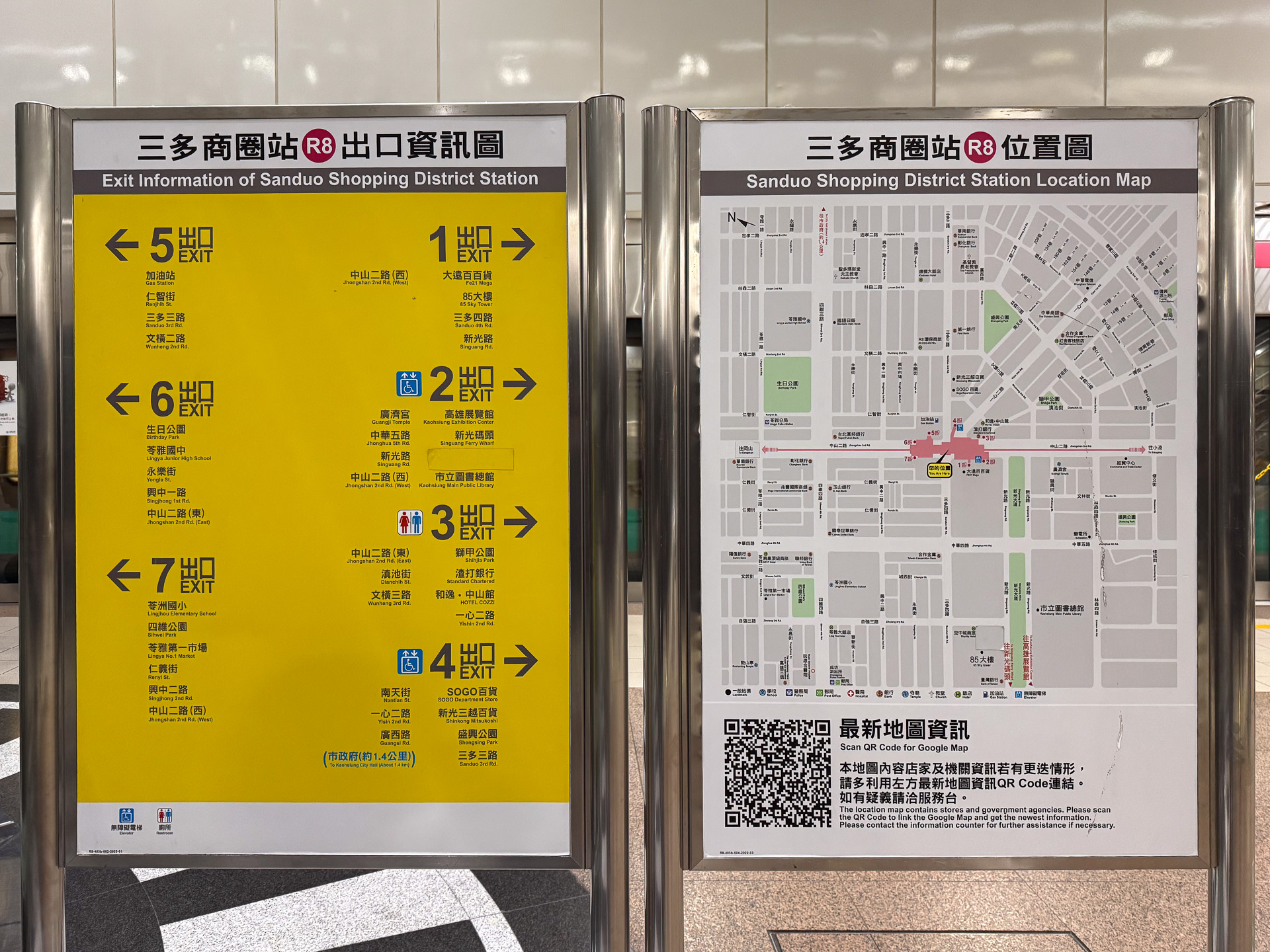 ホームにある出口案内と周辺図は日本のものとほぼ一緒