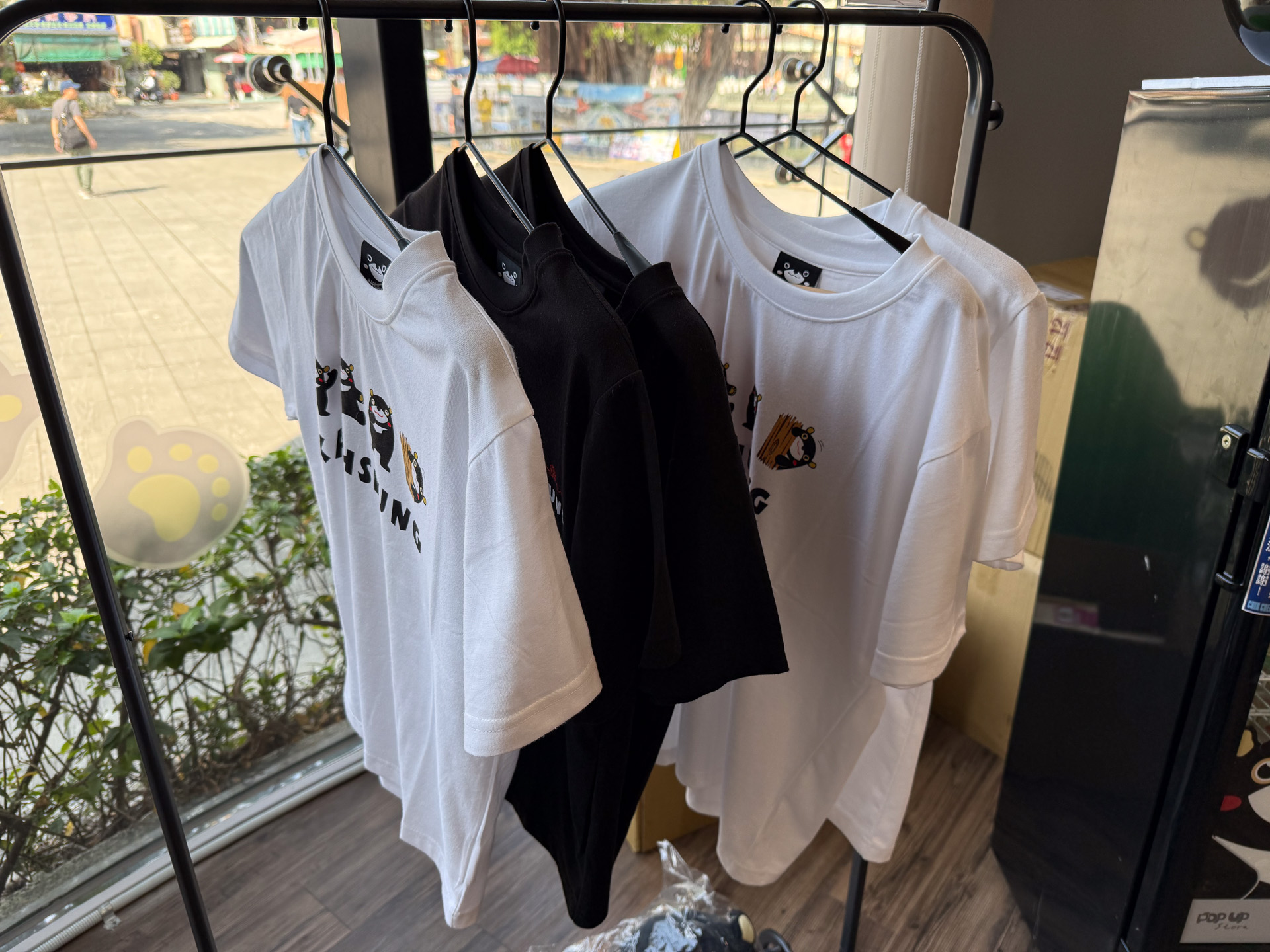 しばらく迷って、エコバッグとTシャツ、マグネットを購入した