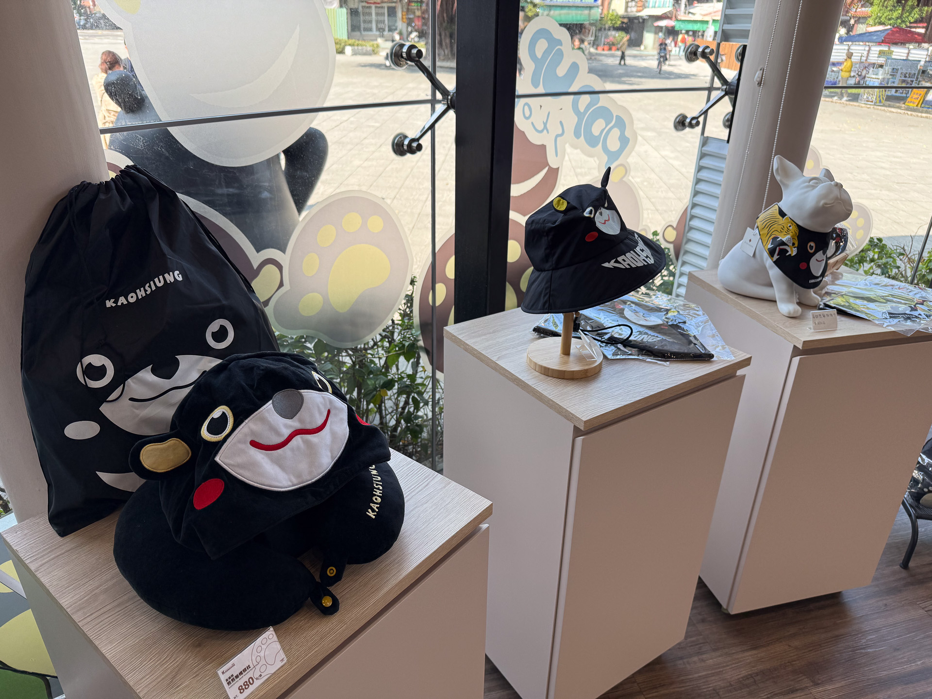 しばらく迷って、エコバッグとTシャツ、マグネットを購入した