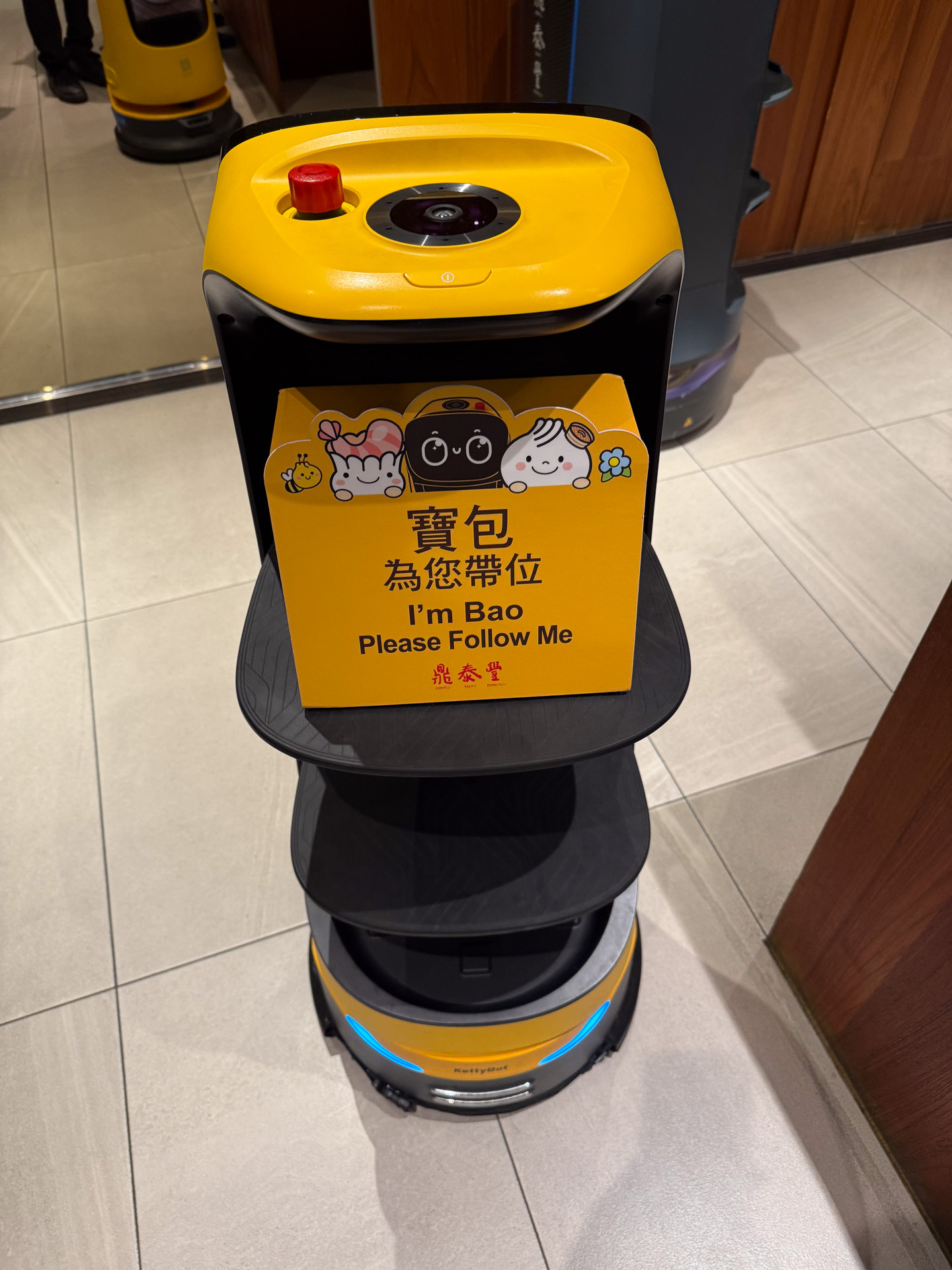 席までロボットが案内してくれるのが今っぽい