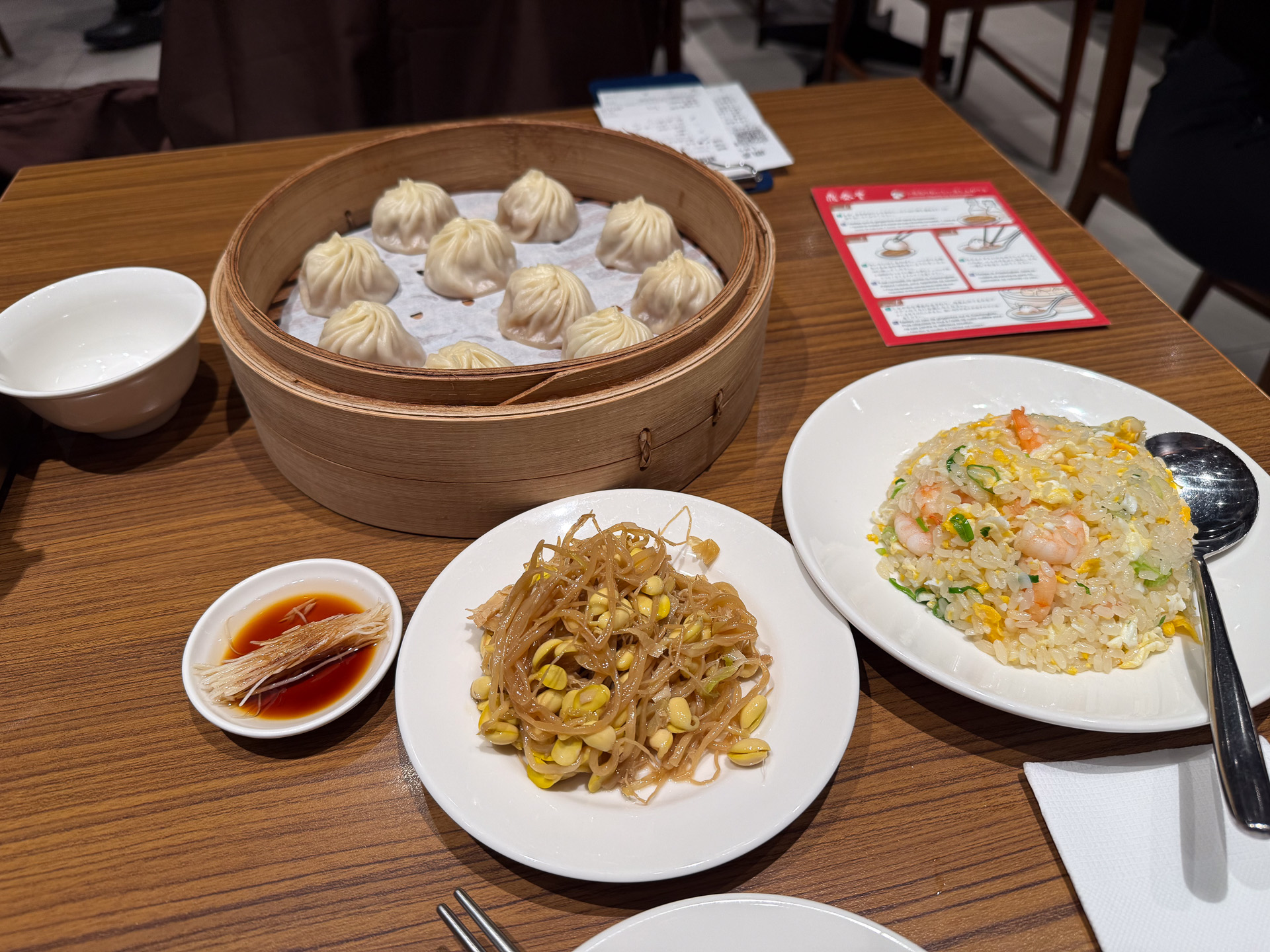 前菜に豆もやしの和え物、スタンダードな小籠包、定番のえびチャーハン