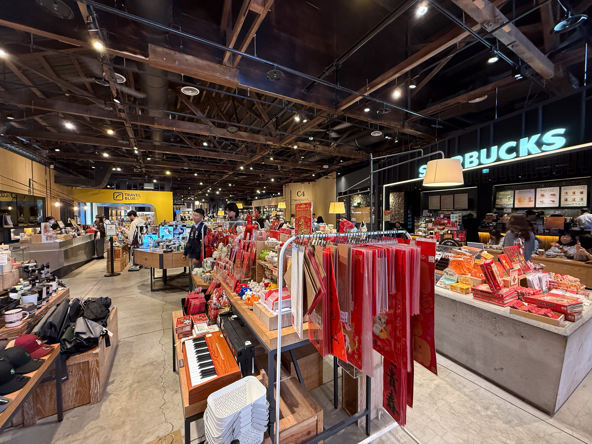 店内にはスタバがあったり、トラベルグッズを扱っていたりとにぎやか