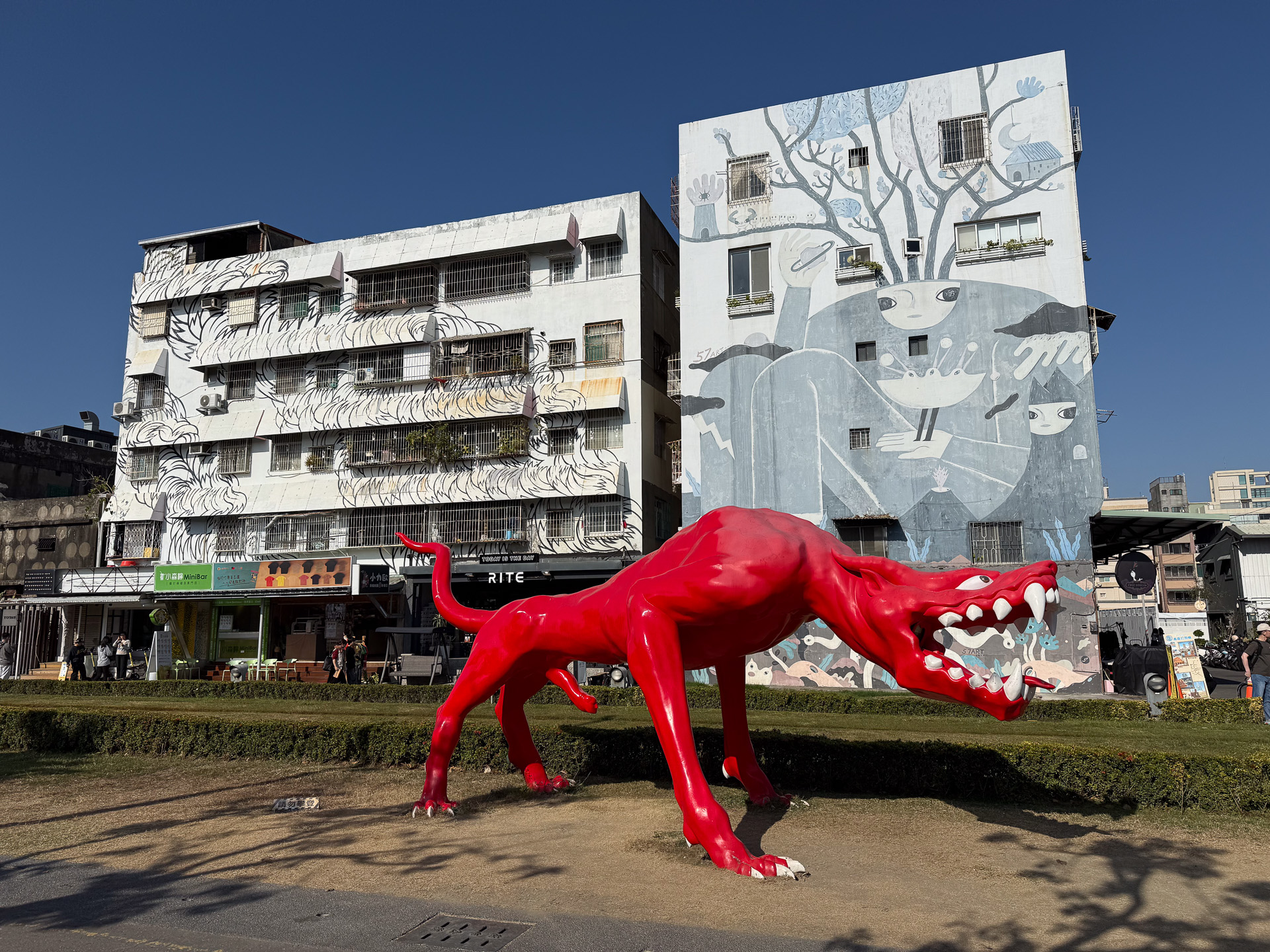 巨大なオブジェからウォールアートまで、余裕ある空間の使い方がうらやましい