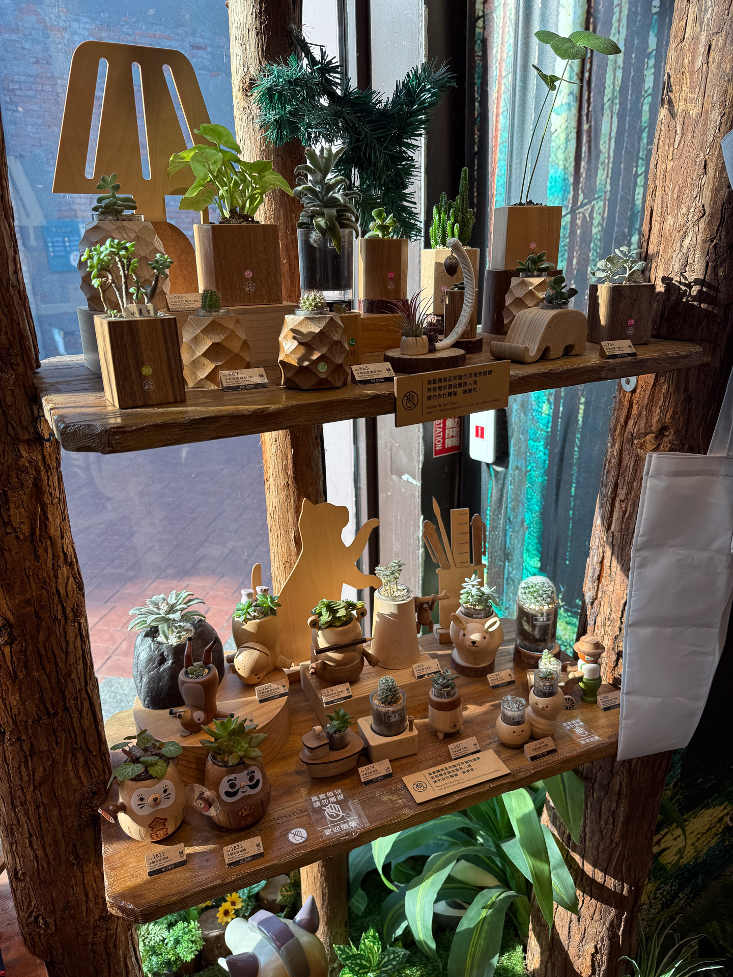 中段にある木彫りの植物スタンドを購入した