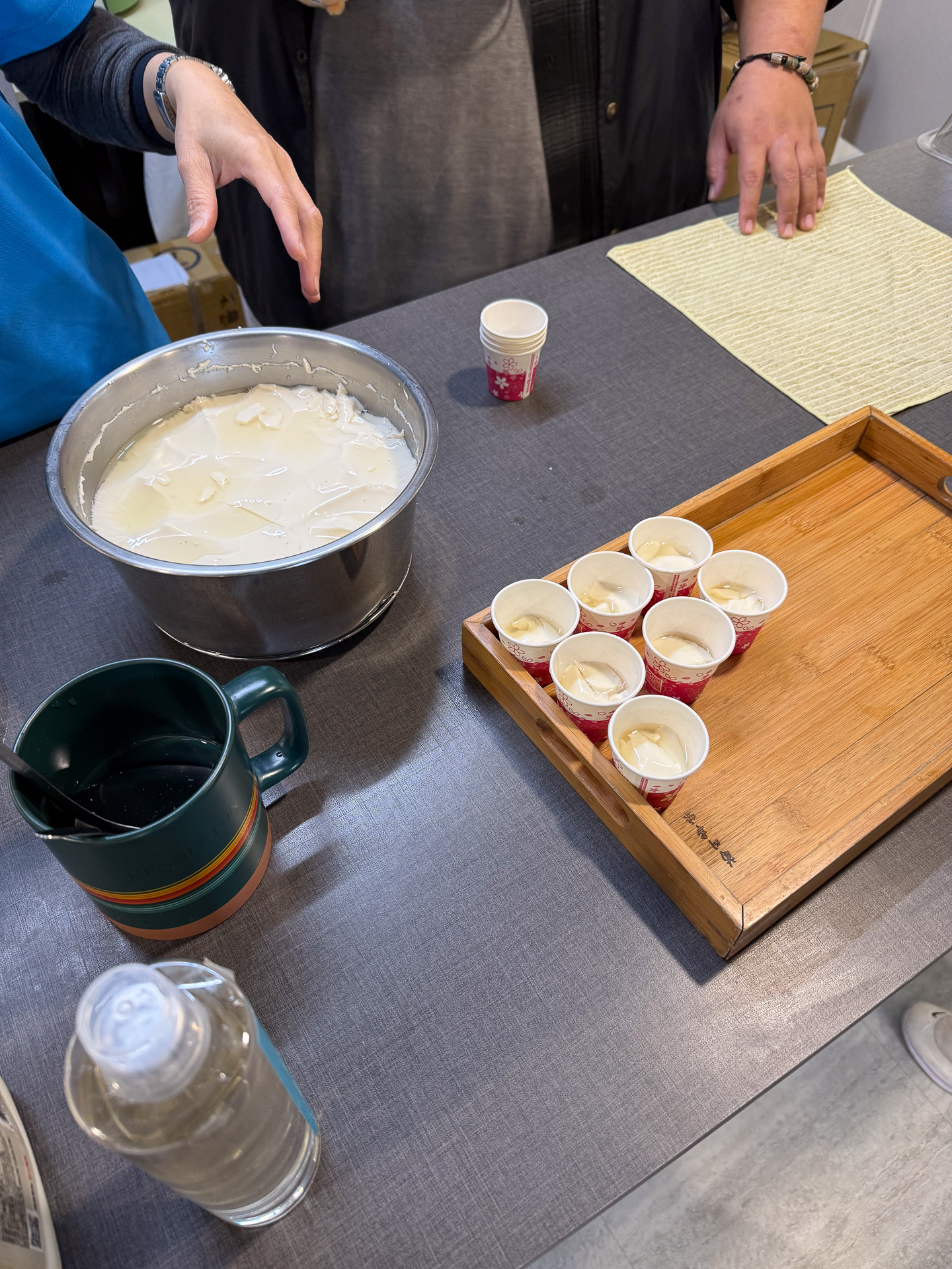 ここで取れた塩とにがりを使った豆腐の試食もできる