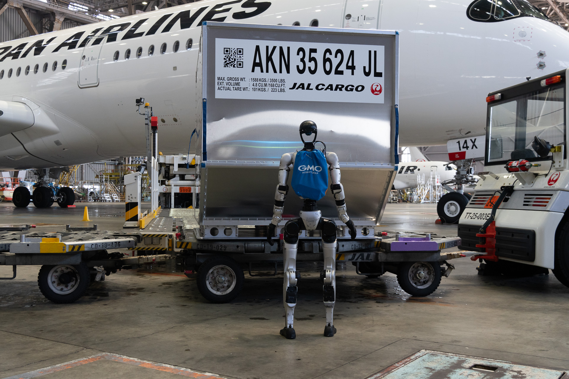 コンテナを押したり、レバーを引いたりといったこれまで手作業が必須だった作業をヒューマノイドに代替させる