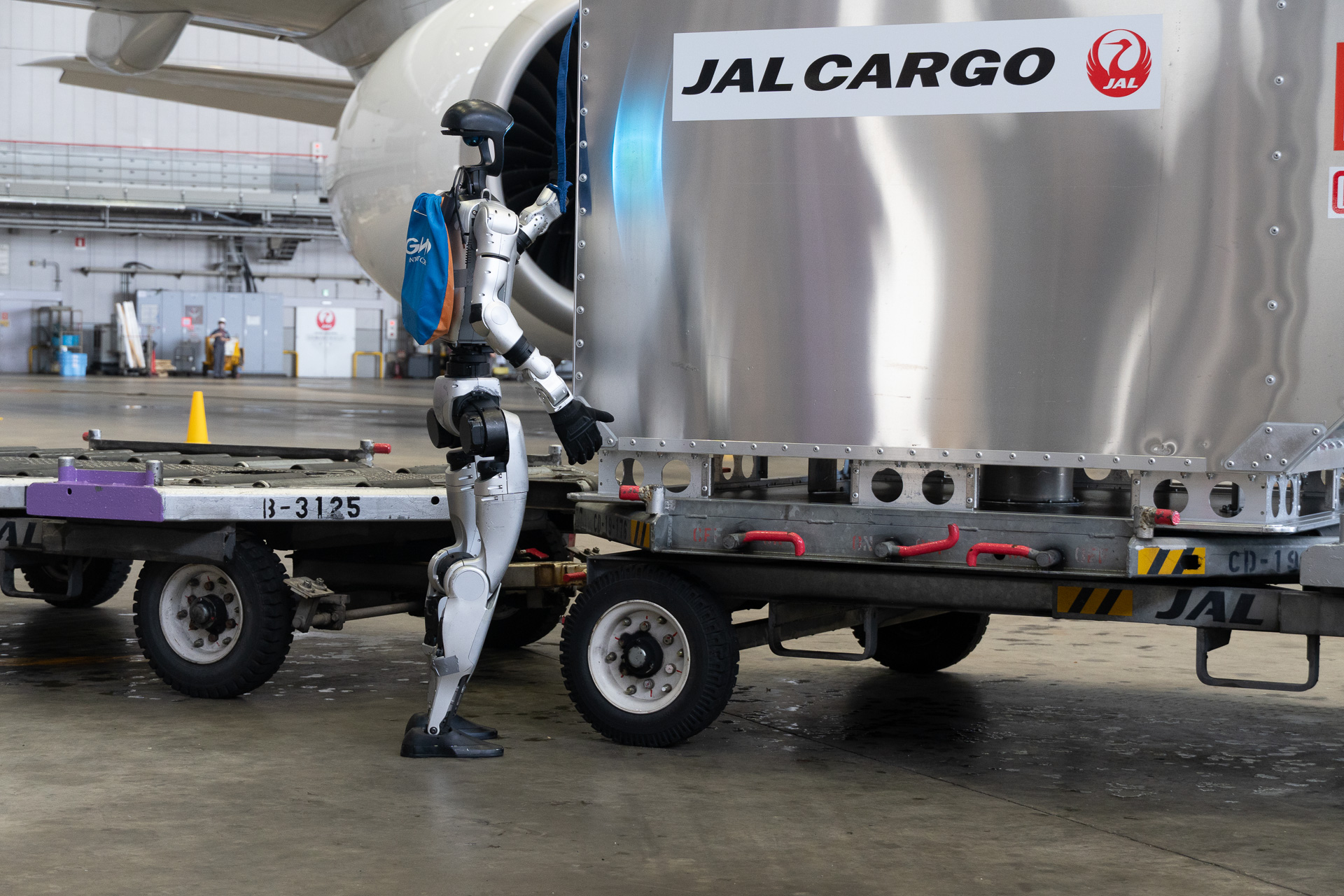 コンテナを押したり、レバーを引いたりといったこれまで手作業が必須だった作業をヒューマノイドに代替させる