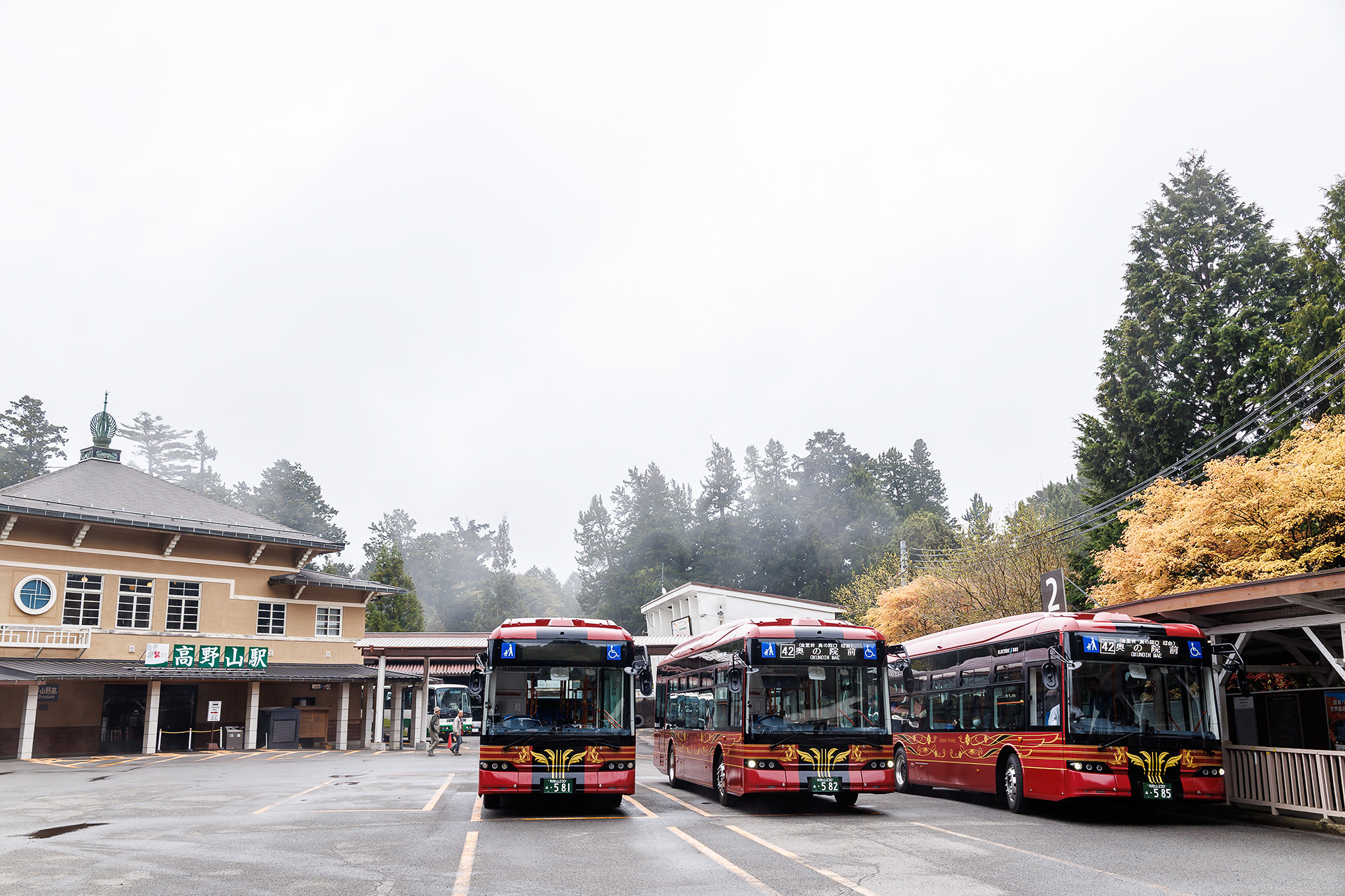 高野山駅前で出発を待つBYD K8 2.0