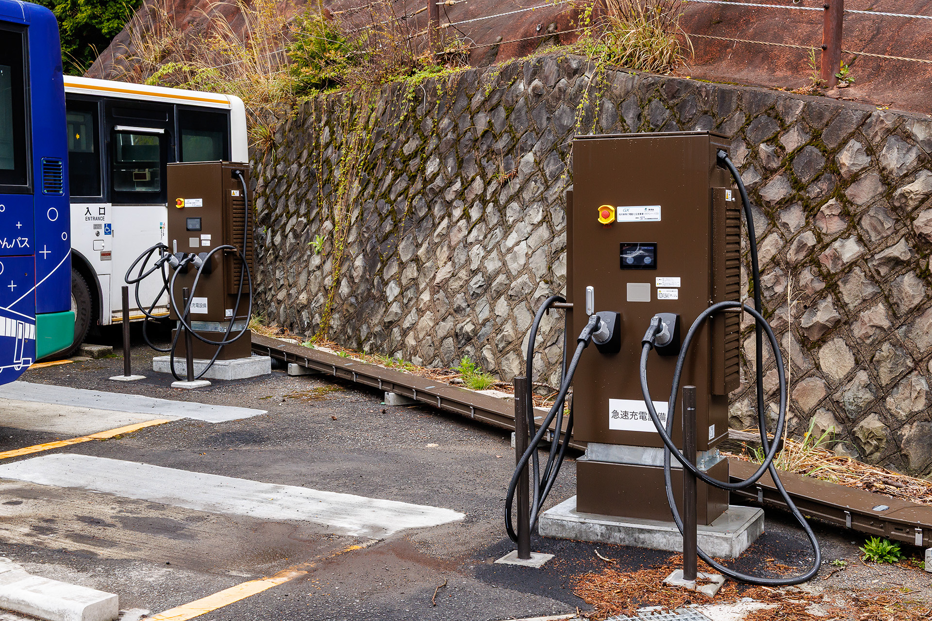 高野山駅前に新たに整備した充電器。充電は最大50kWに対応する