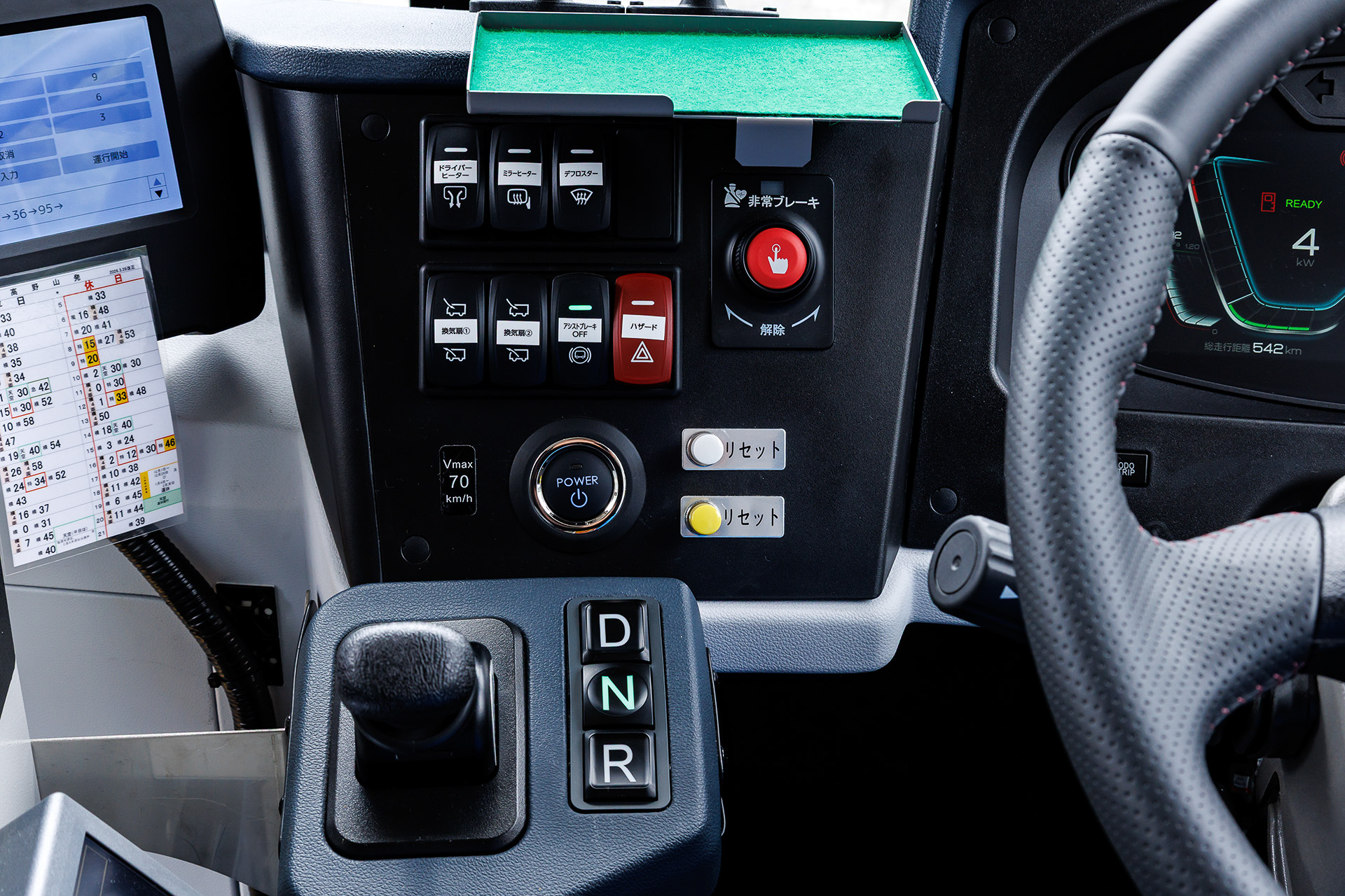 スイッチ類。キーはカードタイプでスタートスイッチは乗用車ライクなプッシュ式