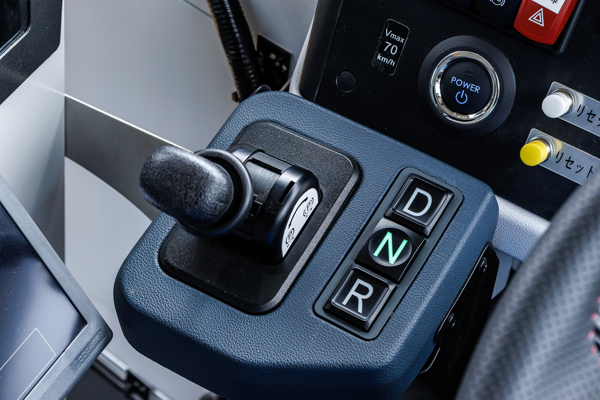 シフトまわり。一般的な乗用車と異なりD-N-Rの順番。