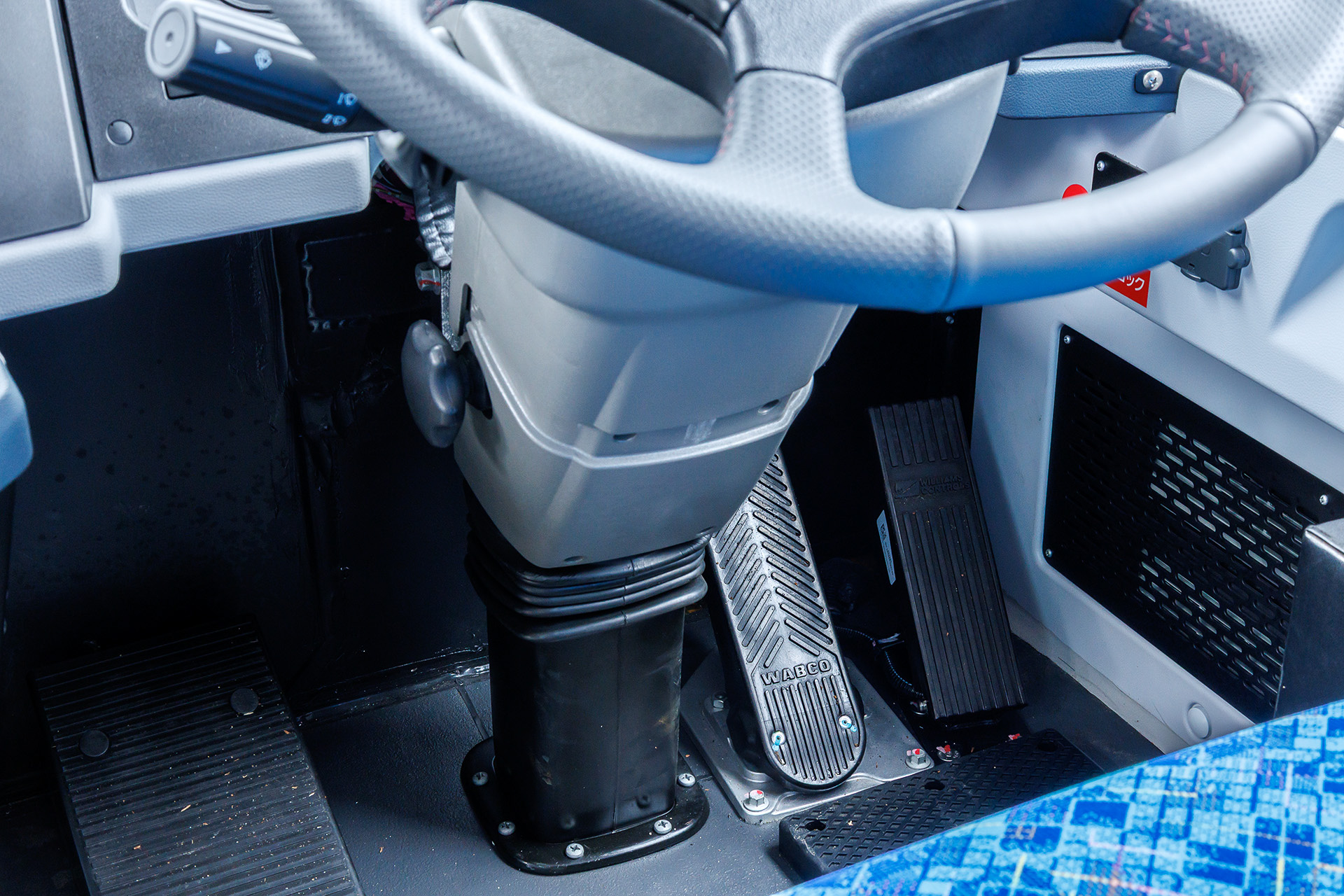 2ペダル仕様。回生は3段階あるがもっとも強い設定はGがかかるため使わないとのこと