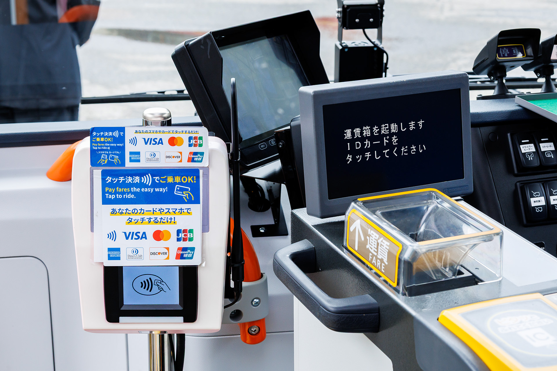 乗車は中扉、降車は前扉から。クレジットカードのタッチ決済にも対応しており、インバウンドの使用率が高いそうだ