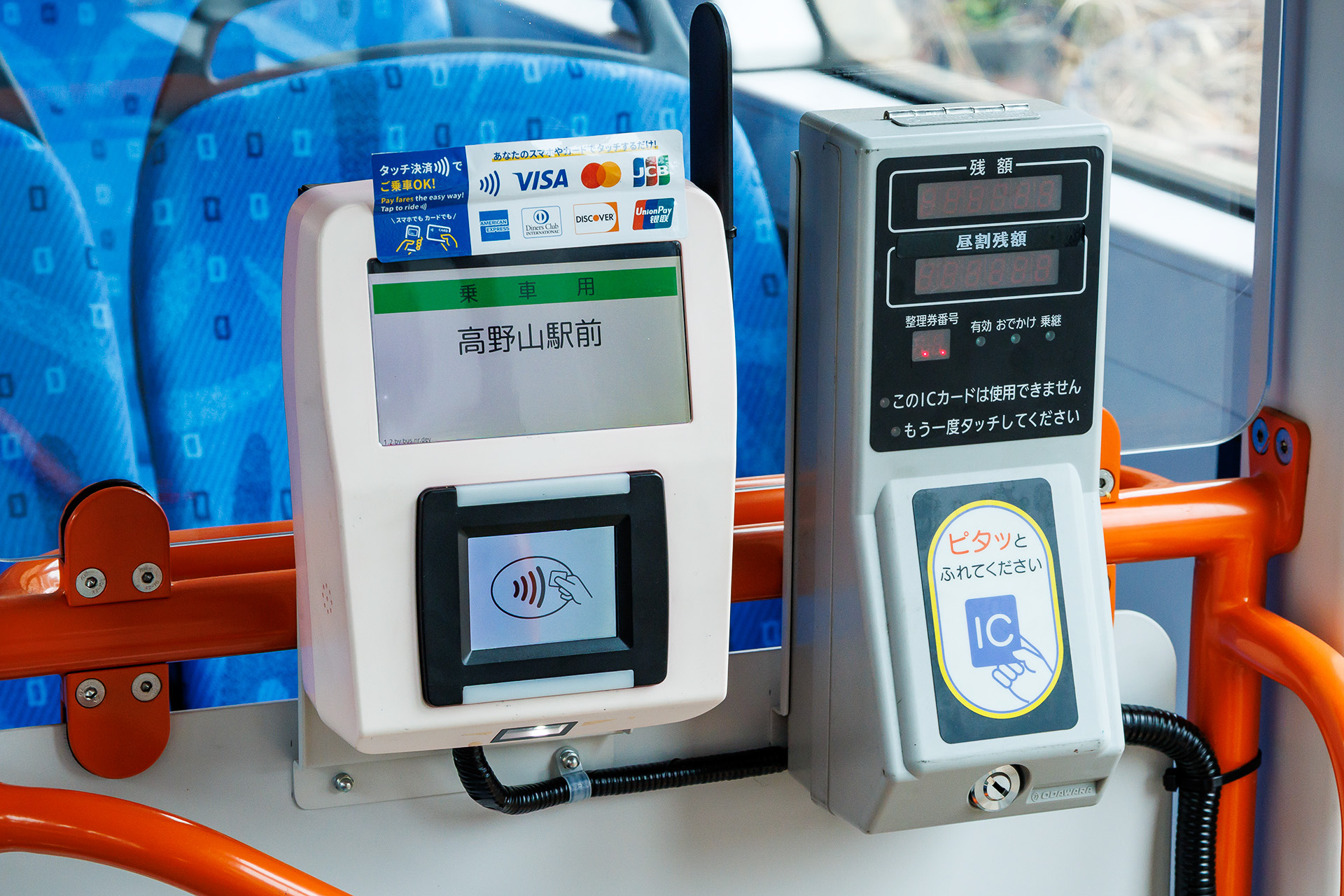 乗車は中扉、降車は前扉から。クレジットカードのタッチ決済にも対応しており、インバウンドの使用率が高いそうだ