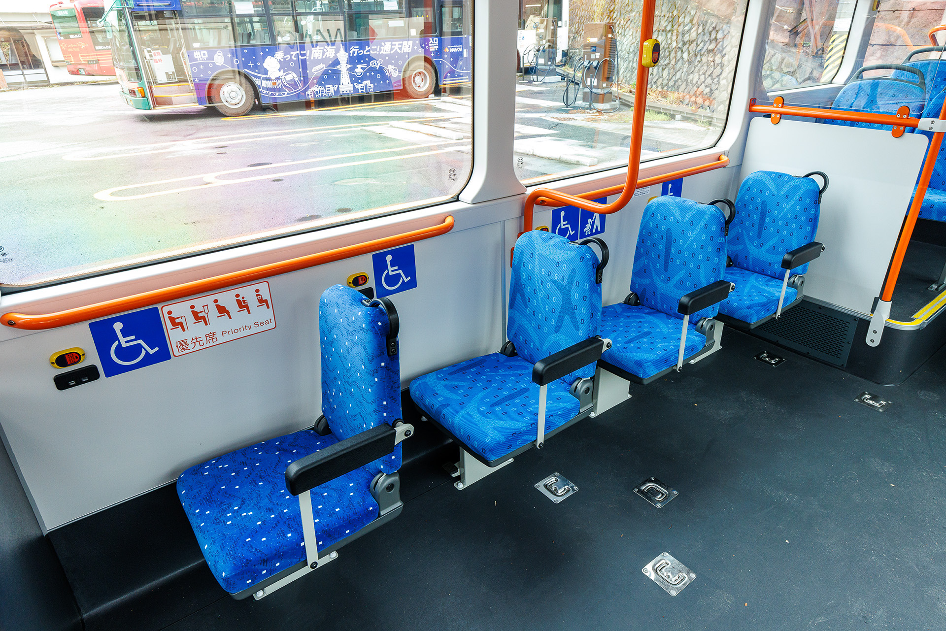 中央右側の座席は折りたたむことで車椅子での乗車にも対応