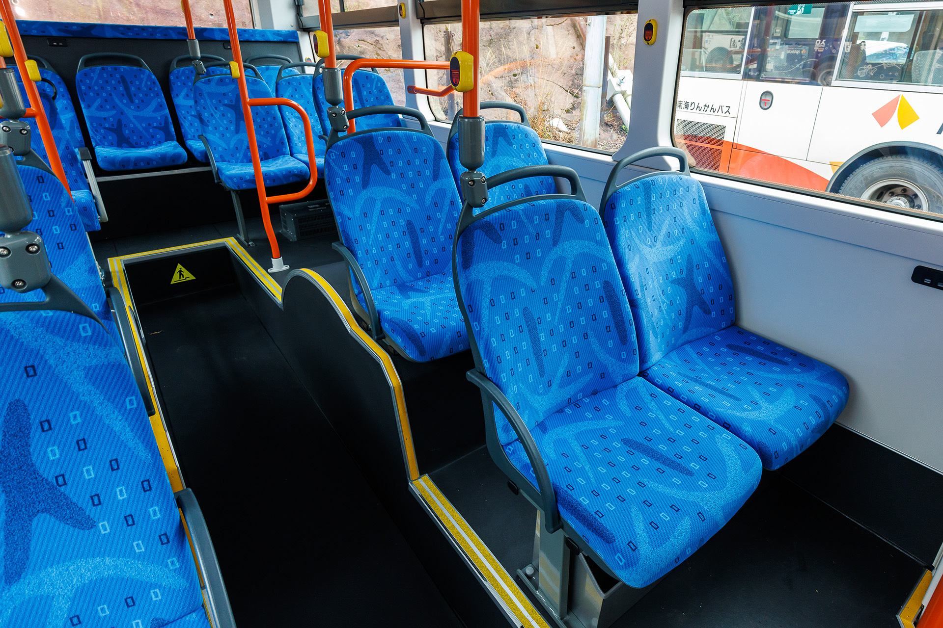 ホイールハウスの上のみ片側1席になる