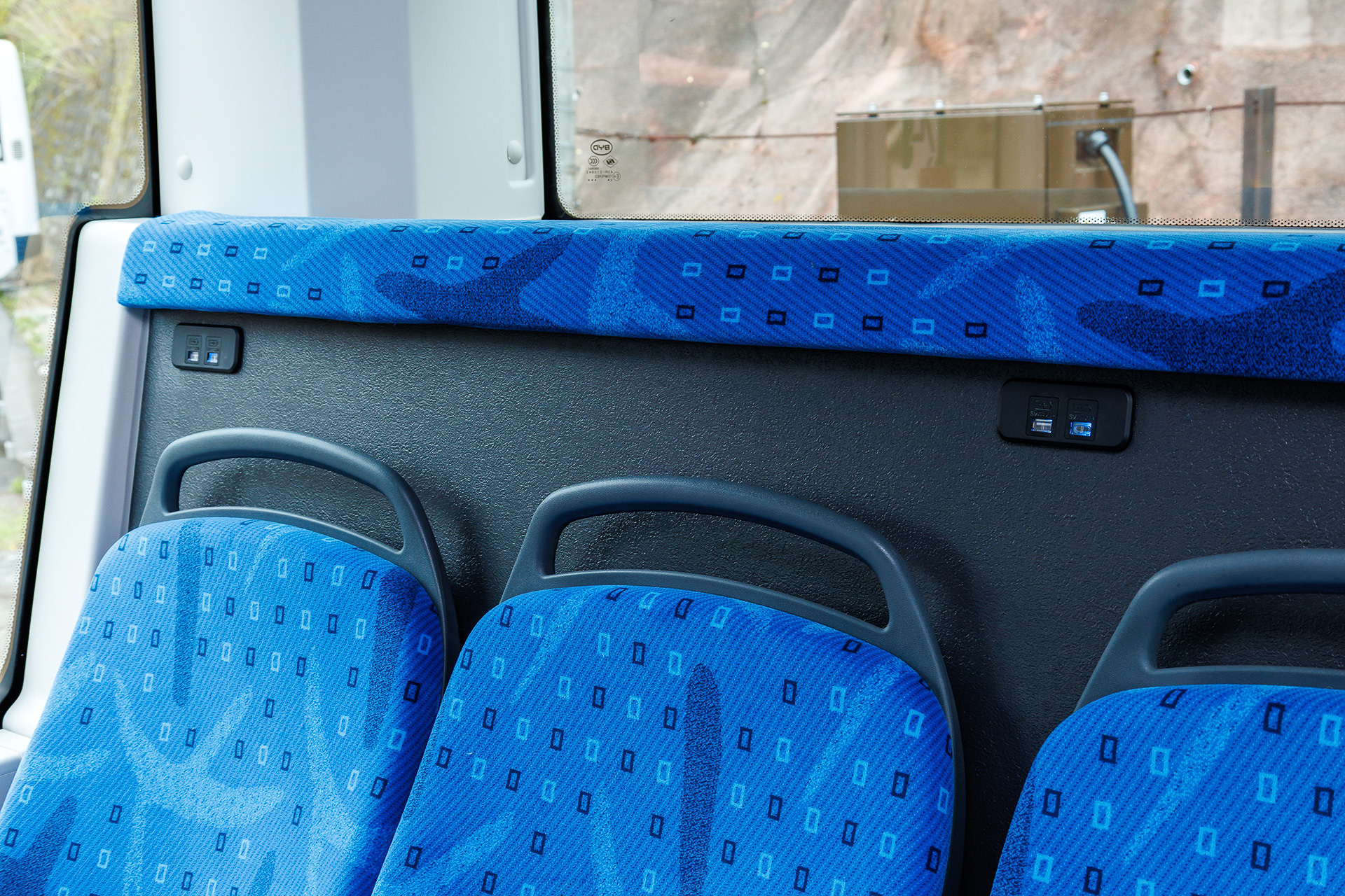 最後部の座席にも。ドライバーは「便利に使ってほしい」といいつつ「忘れ物が心配」とも