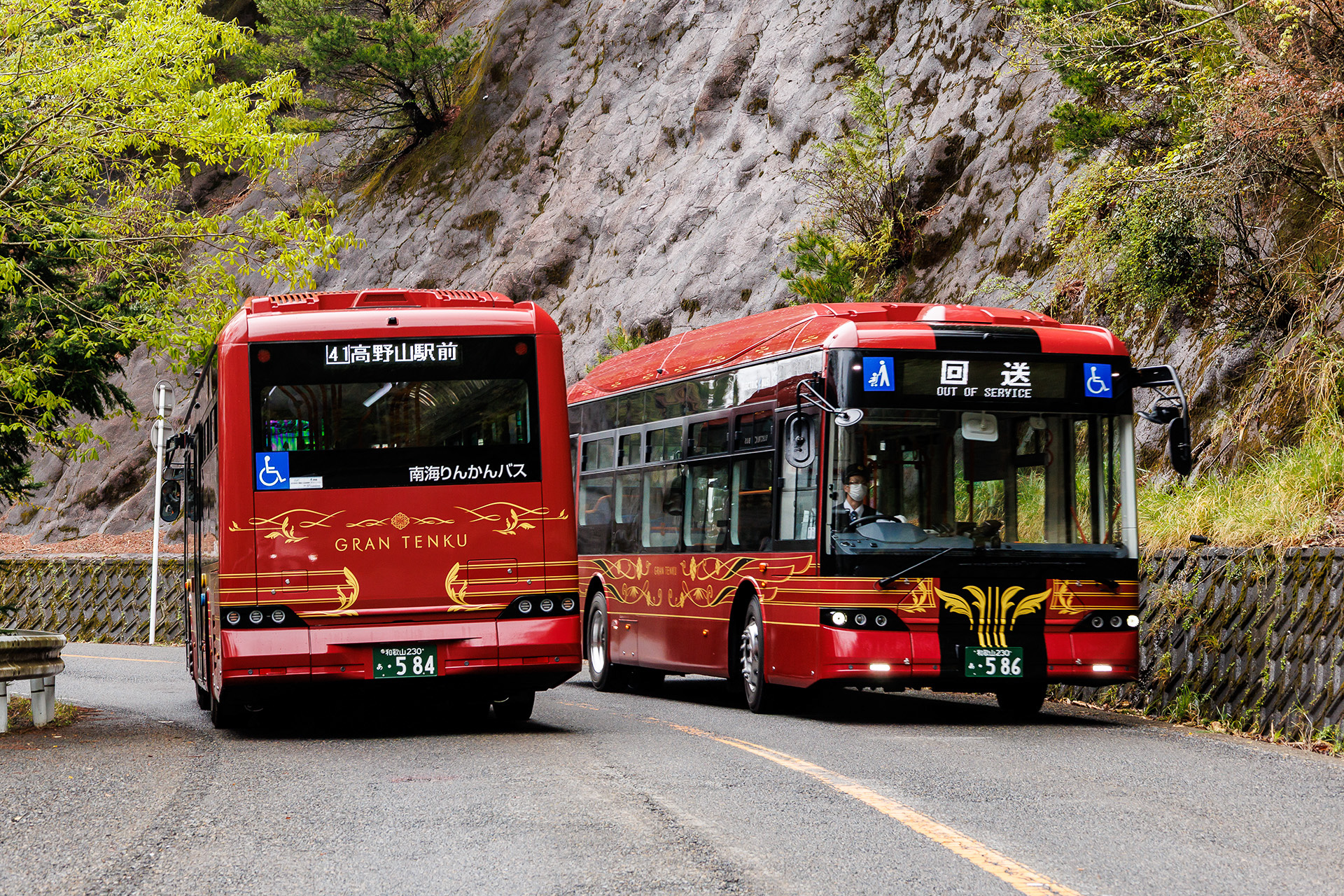 山道ですれ違う電気バス